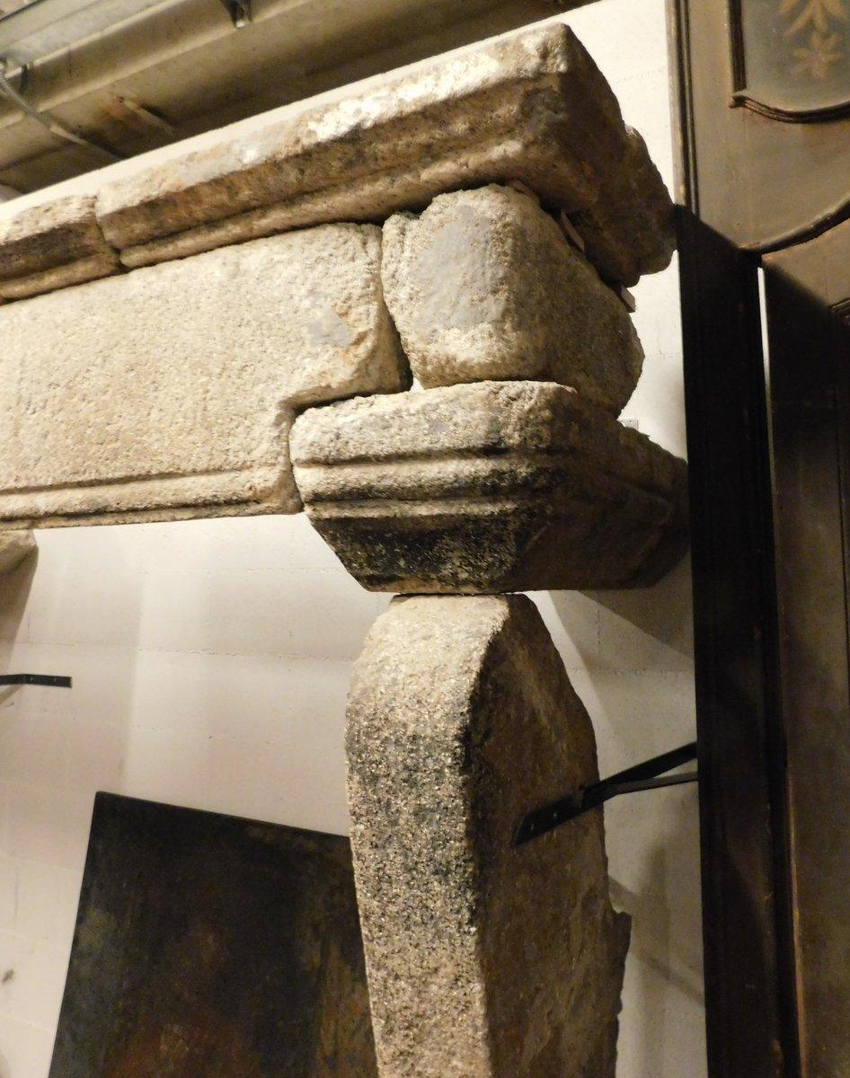Importante y enorme repisa de chimenea Gotich en piedra gris, Francia, Siglo XIV Francés en venta