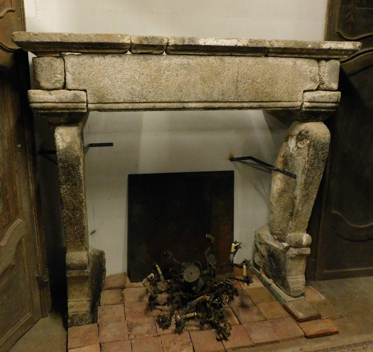 Importante y enorme repisa de chimenea Gotich en piedra gris, Francia, Siglo XIV Tallado a mano en venta
