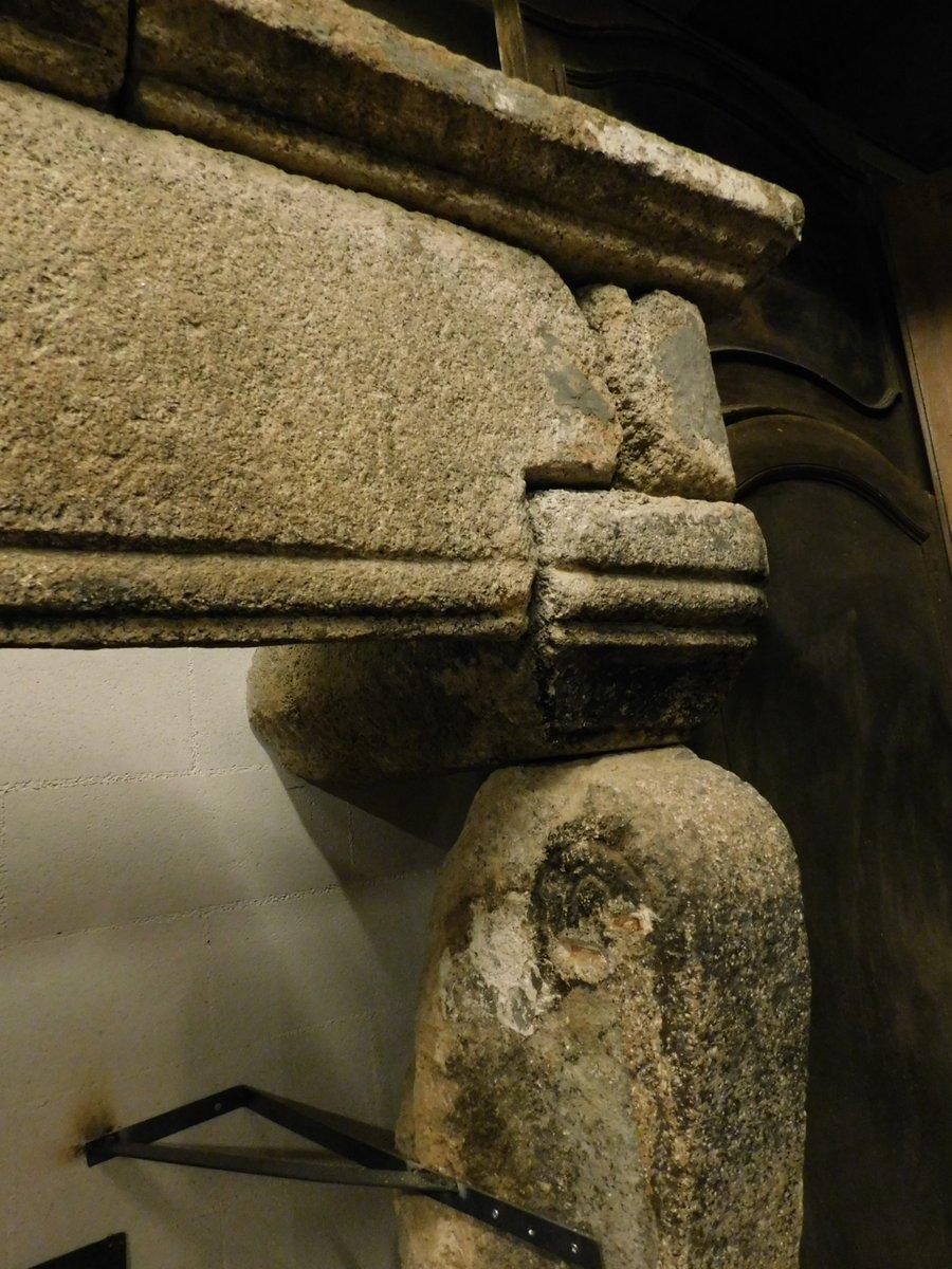 Importante y enorme repisa de chimenea Gotich en piedra gris, Francia, Siglo XIV en Bueno estado para la venta en Cuneo, Italy (CN)