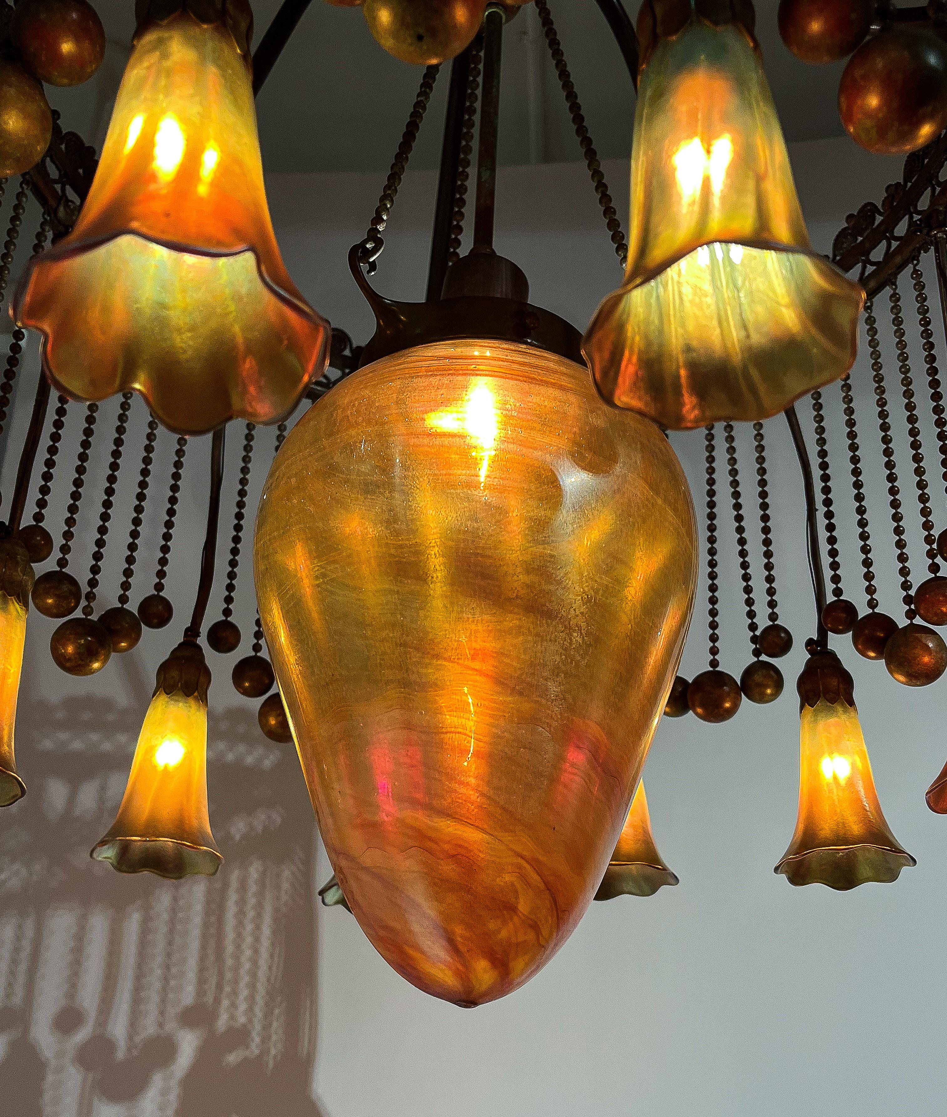 Mauresque Importante et rare suspension mauresque à 12 lumières, par Tiffany Studios