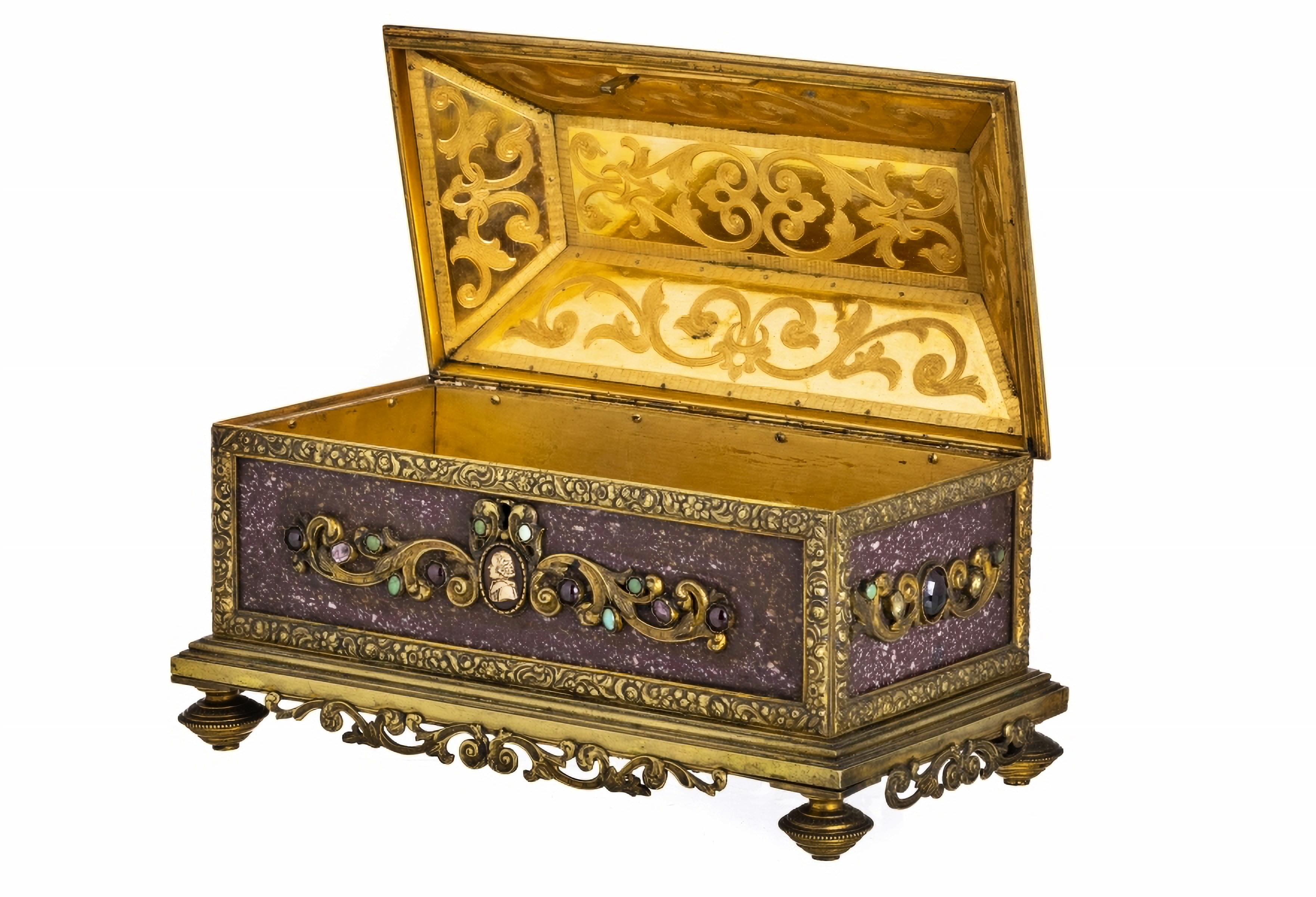 Important and Rare Italian box safe from the 17th century
In chiseled bronze, decorated with jasper plates and hard stones, with a cameo with a male figure at the centre. 
Inscription on the base.