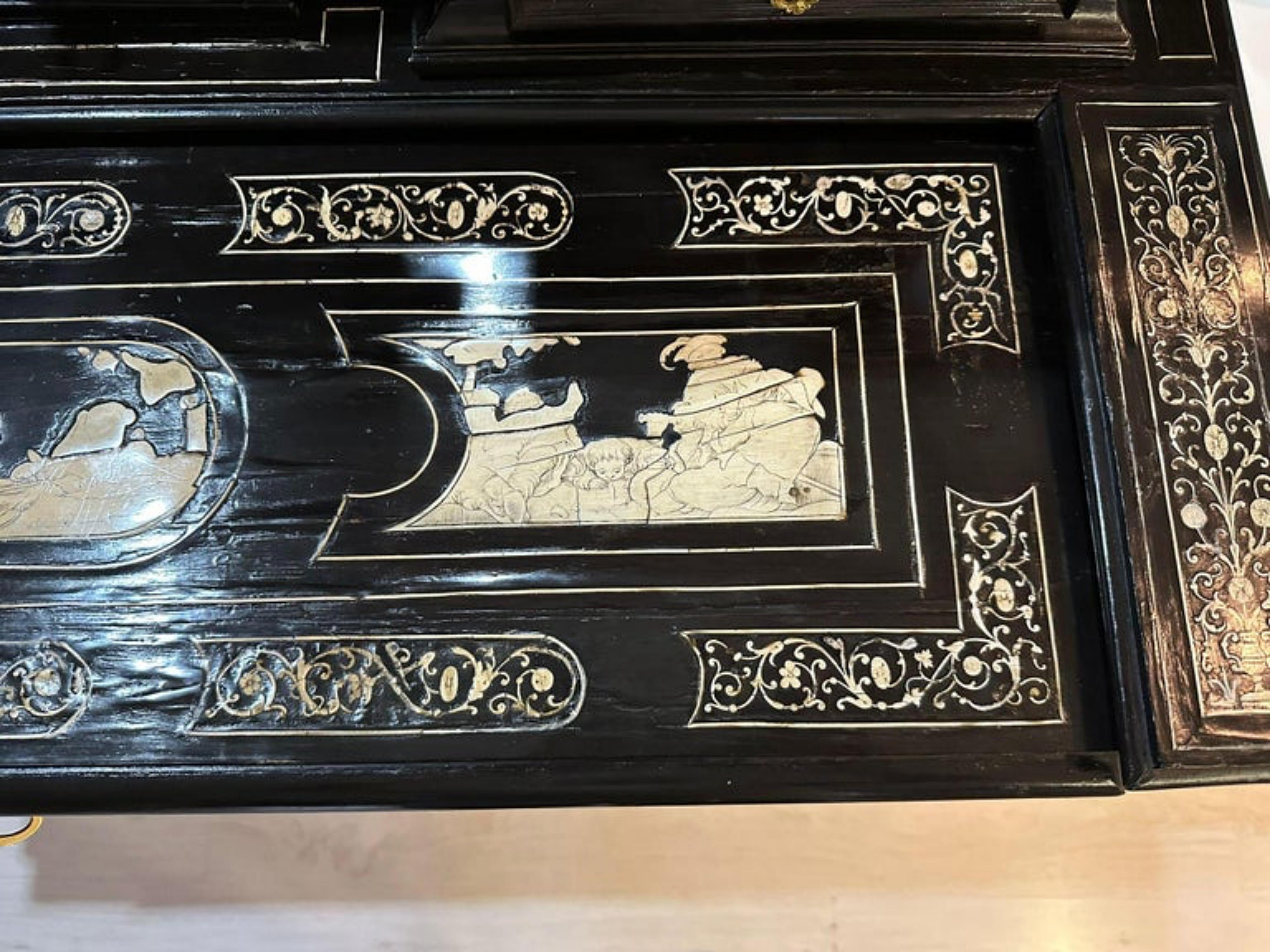 Joseph Bertin - Milano - Scrivania Ebene XIX secolo

Magnifica scrivania in ebano dell'ebanista Joseph Bertin del XIX secolo con firma e timbro del produttore.

Questa scrivania è stata completamente restaurata, dopo un lavoro esaustivo secondo la