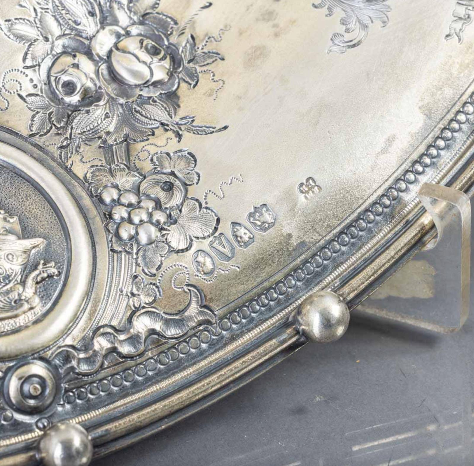 Important Lavender and Gomil
In English silver 19th century.

London brands and silversmith Martin, Hall & Co. (Richard Martin & Ebenezer Hall) 1863-1878

chiseled, drawn and engraved decoration with garlands, busts and English coats of