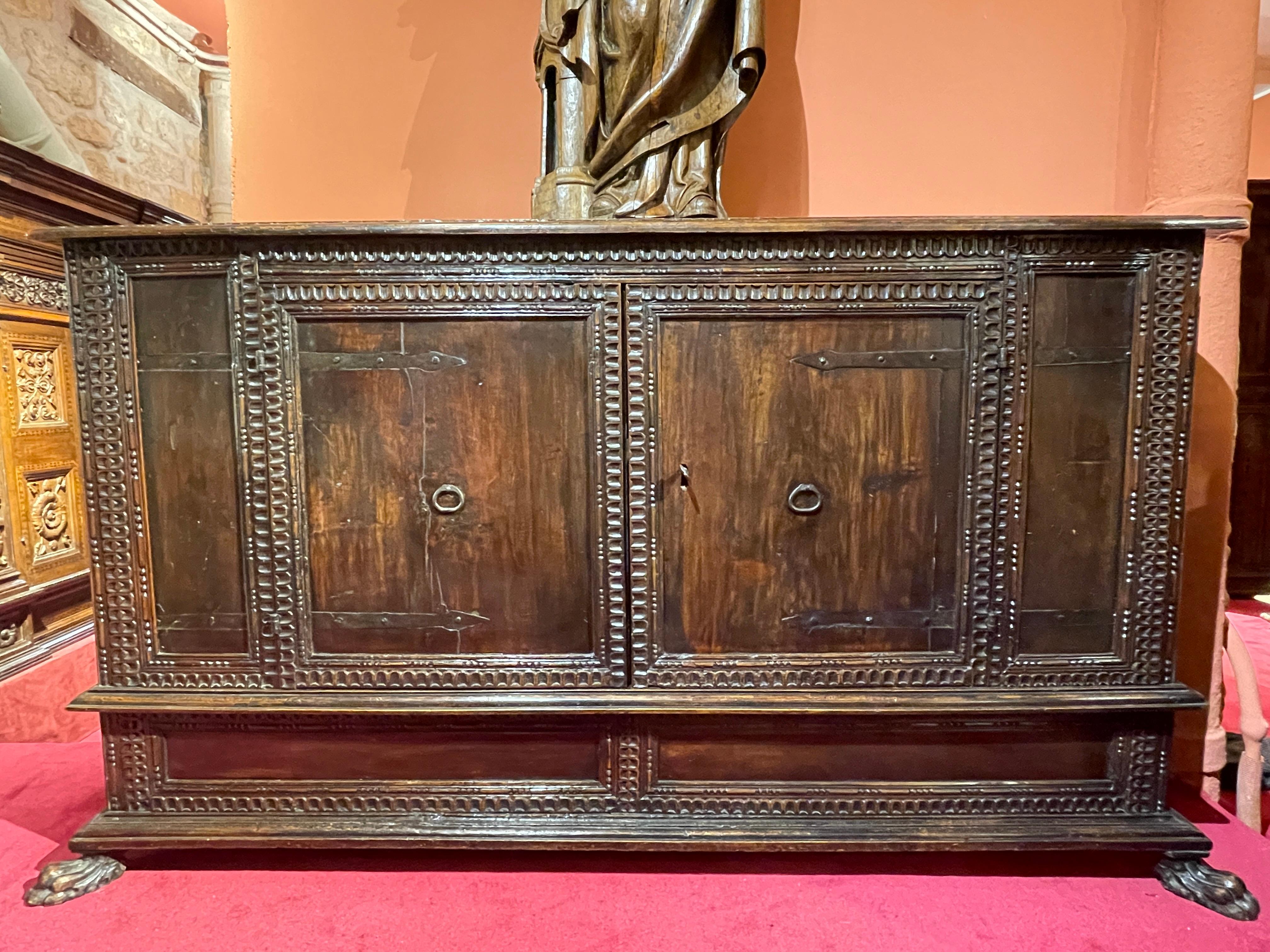 ORIGIN : ITALY, VENICE
PERIOD : 16th CENTURY
 
Height: 103 cm
Length: 174 cm
Depth 45 cm
 
Walnut
Usual restoration
 
 
The low sideboard with several doors became more common in the 16th century in northern Italy. Palace furniture used in the