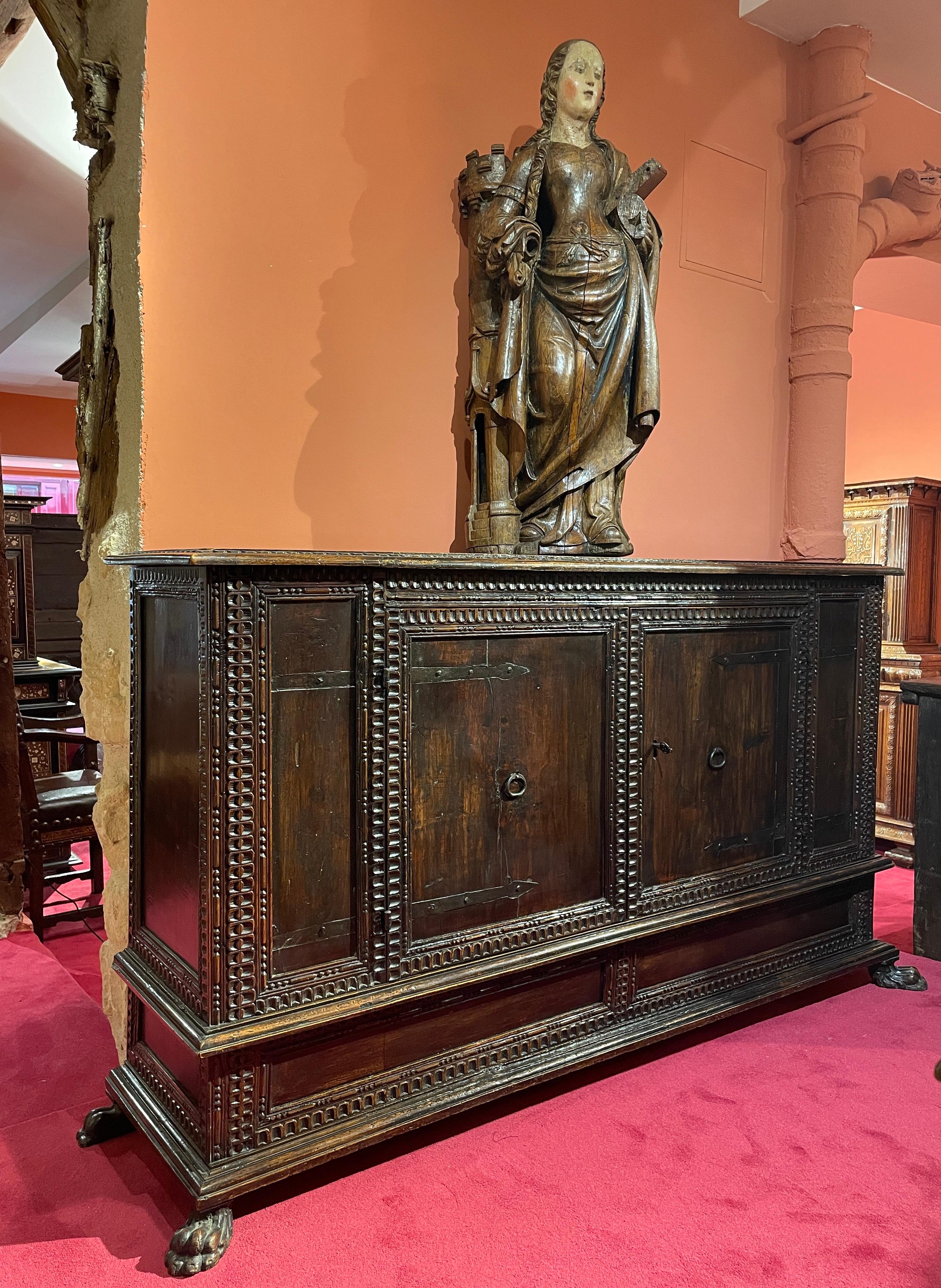 Important and sober Italian Renaissance Credenza In Good Condition For Sale In Saint-Ouen, FR