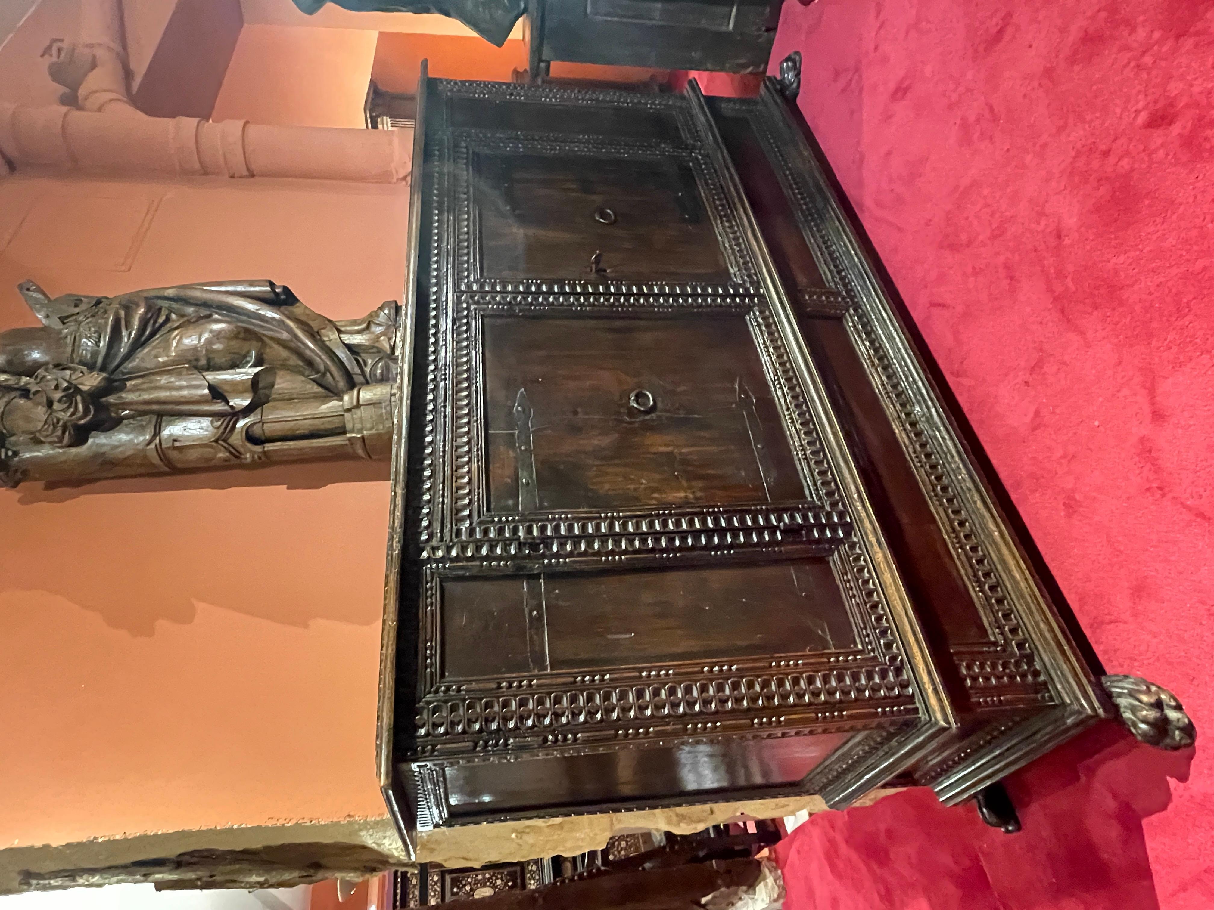 Important and sober Italian Renaissance Credenza For Sale 2