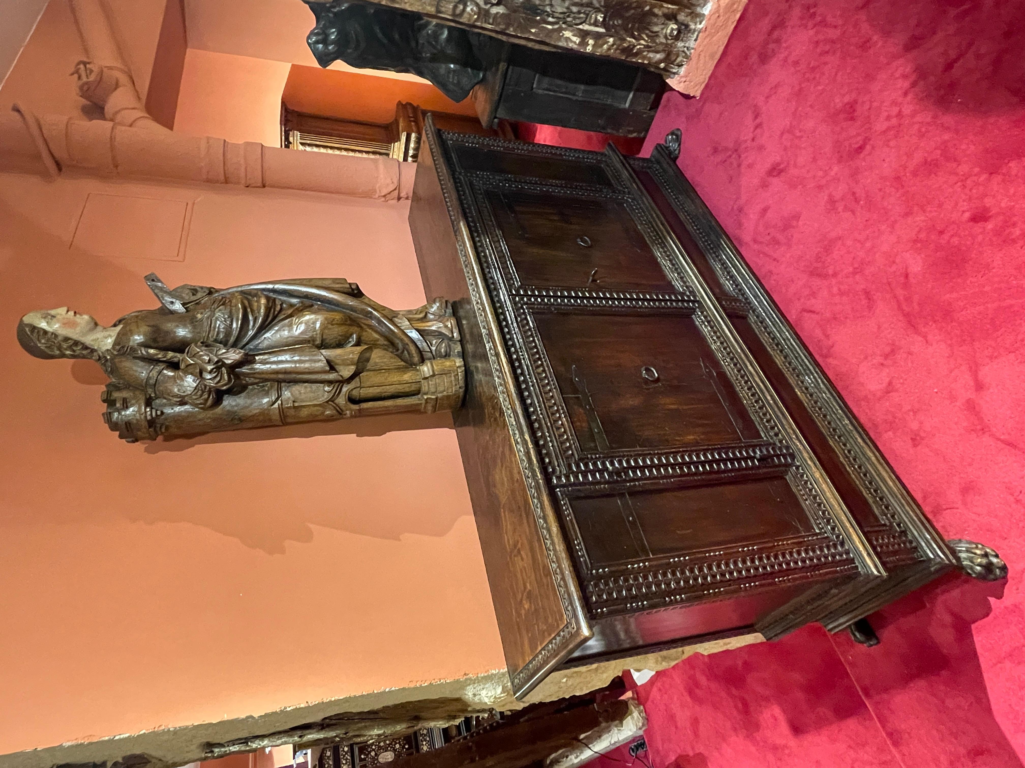 Important and sober Italian Renaissance Credenza For Sale 3