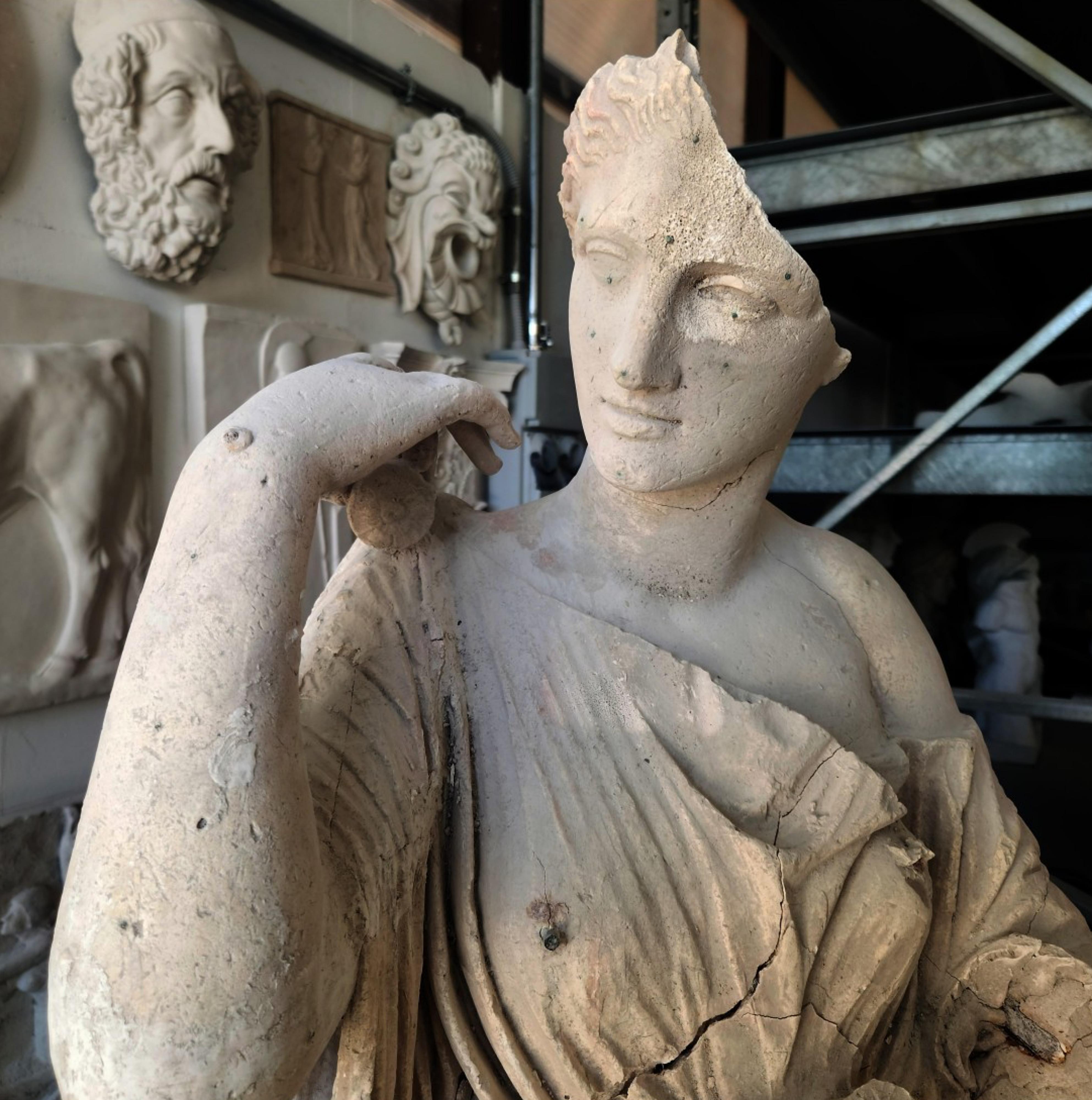 ANTICO GESSO DEL XIX SECOLO RAFFIGURANTE LA DIANA DI GABIS PROVENIENTE DAL LOUVRE

Gesso antico con misure identiche all'originale in marmo greco esposto al Louvre. Diana di Gabi, scoperta nel 1792 da Gavin Hamilton a Roma. L'intonaco è un originale
