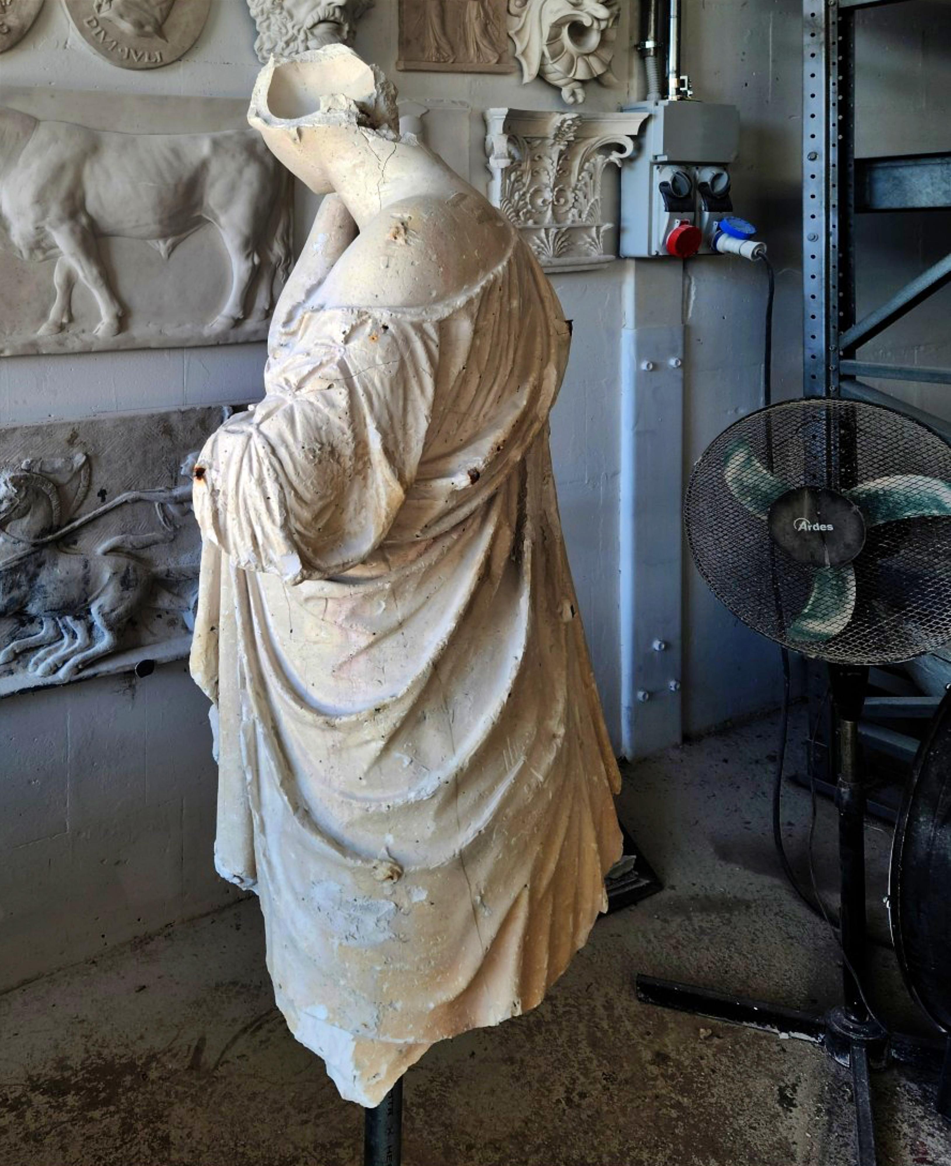Italiano IMPORTANTE PIASTRINO ANTICO DEL XIX SECOLO DELLA DIANA DI GABIS DAL LOUVRE in vendita