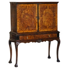 Importante et ancienne armoire en bois de Mulberry de Carles II circa 1660 Claw and Ball Stand