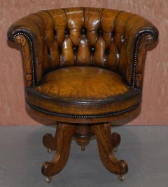 Importante chaise de capitaine antique Chesterfield en cuir marron restaurée vers 1860