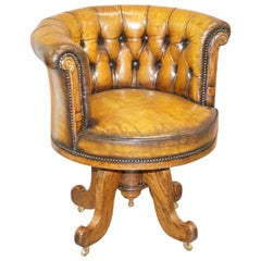 Wichtiger antiker Chesterfield- Kapitänsstuhl aus braunem Leder, um 1860, restauriert