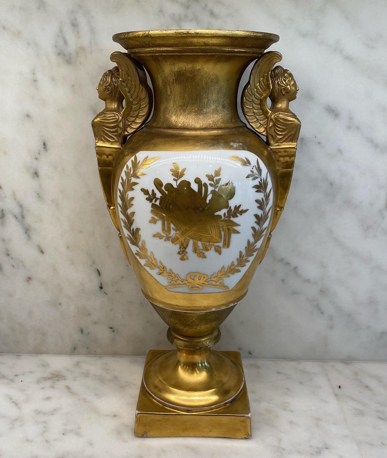 Important Antique French Hand Painted Gold Gilt Vase Depicting Ships in Battle In Good Condition For Sale In Hopewell, NJ