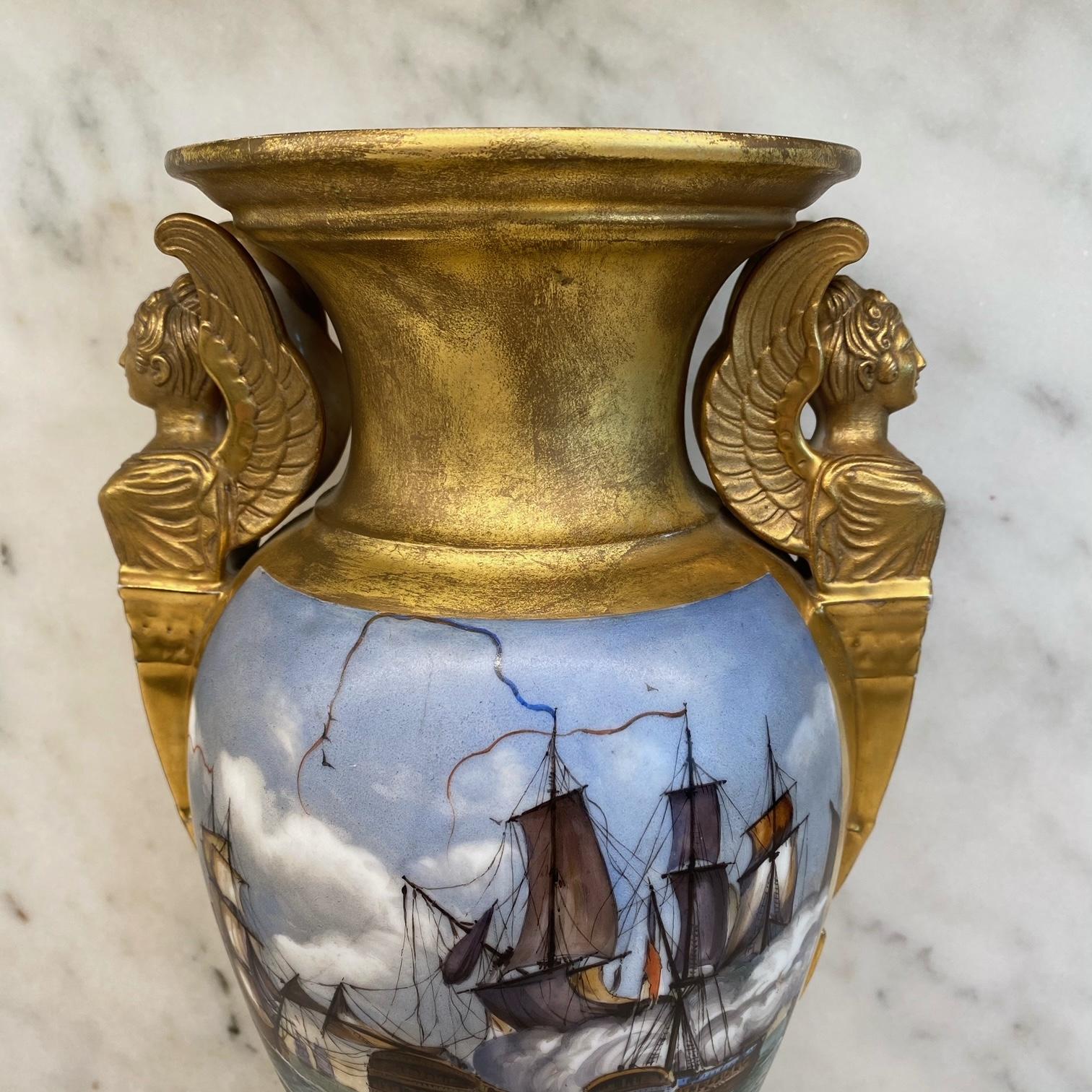 Wichtige antike französische handbemalte, vergoldete, vergoldete Vase mit Schiffen in Schlacht (Porzellan) im Angebot
