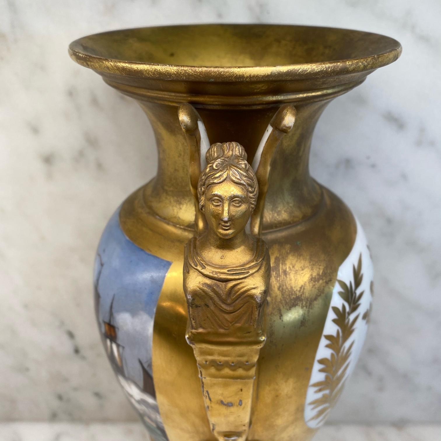 Wichtige antike französische handbemalte, vergoldete, vergoldete Vase mit Schiffen in Schlacht im Angebot 1
