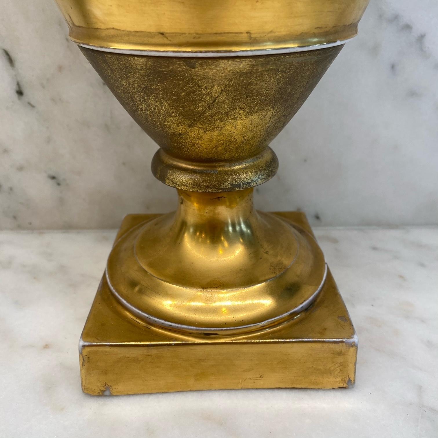 Wichtige antike französische handbemalte, vergoldete, vergoldete Vase mit Schiffen in Schlacht im Angebot 2