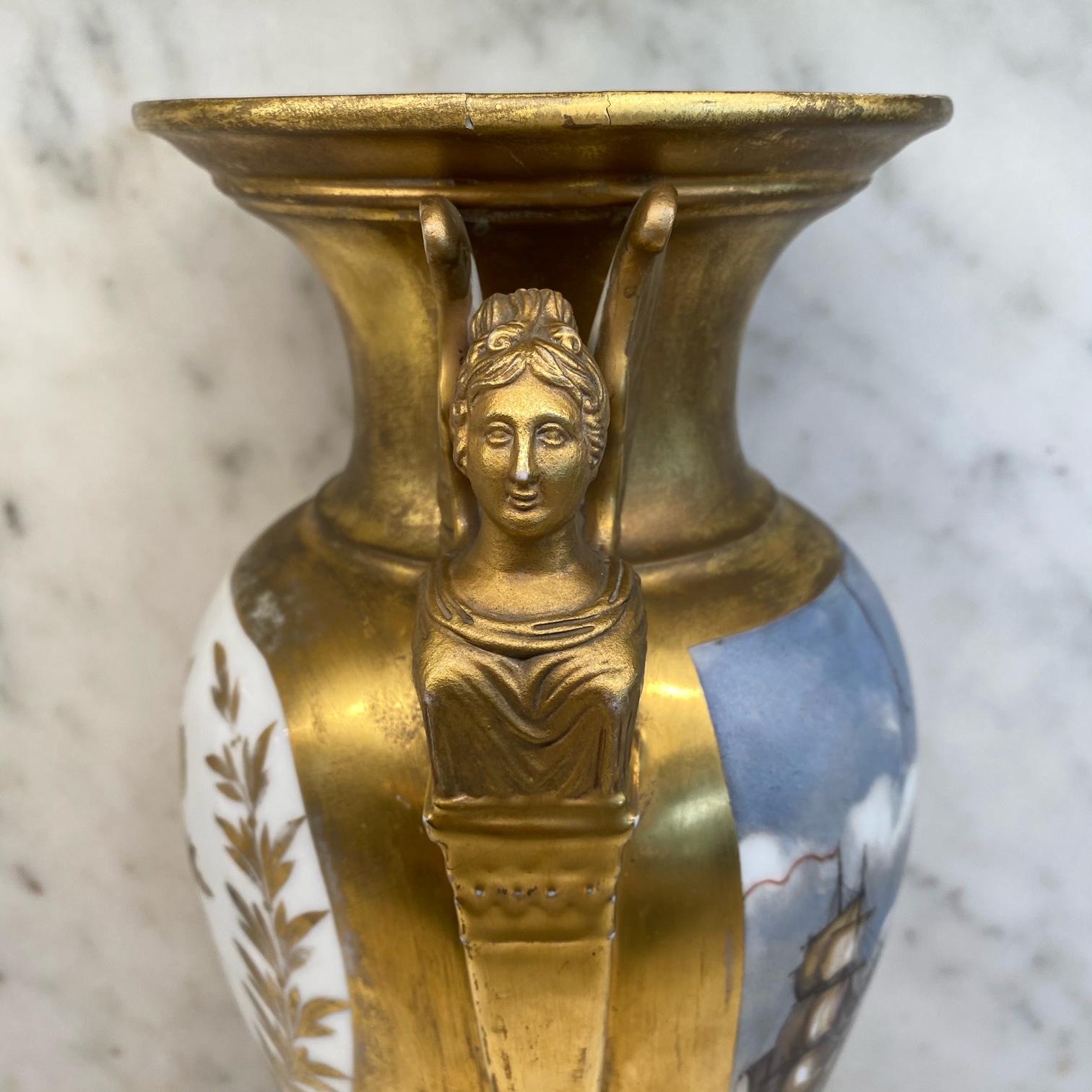 Wichtige antike französische handbemalte, vergoldete, vergoldete Vase mit Schiffen in Schlacht im Angebot 3