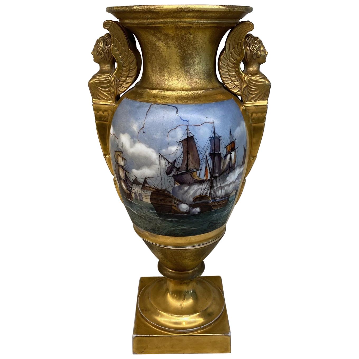 Wichtige antike französische handbemalte, vergoldete, vergoldete Vase mit Schiffen in Schlacht im Angebot