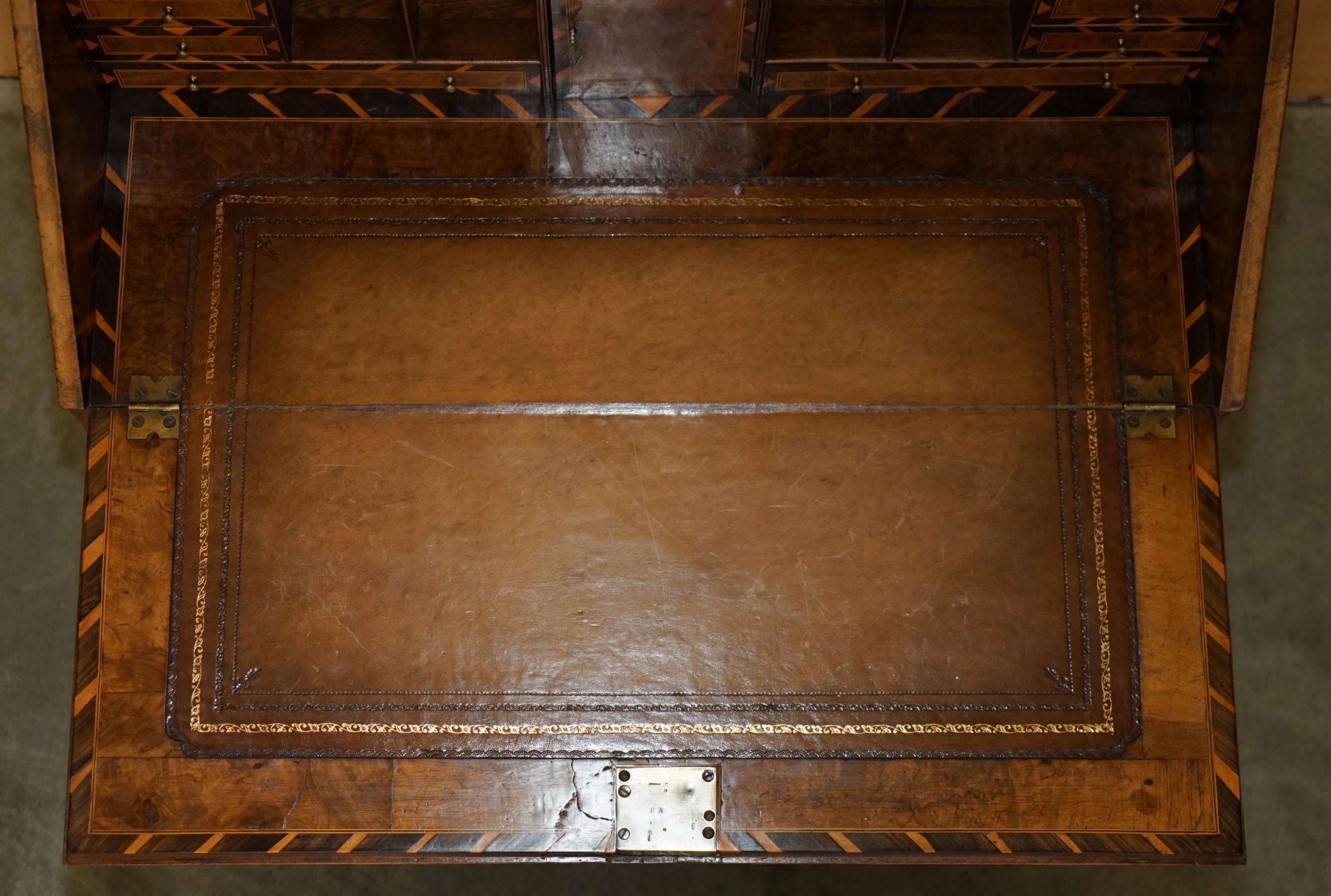 WICHTIGE ANTiQUE GEORGE II 1740 GEFIGURIERTE WALNUSS & HARDWOOD BROWN LEATHER BUREAU im Angebot 5