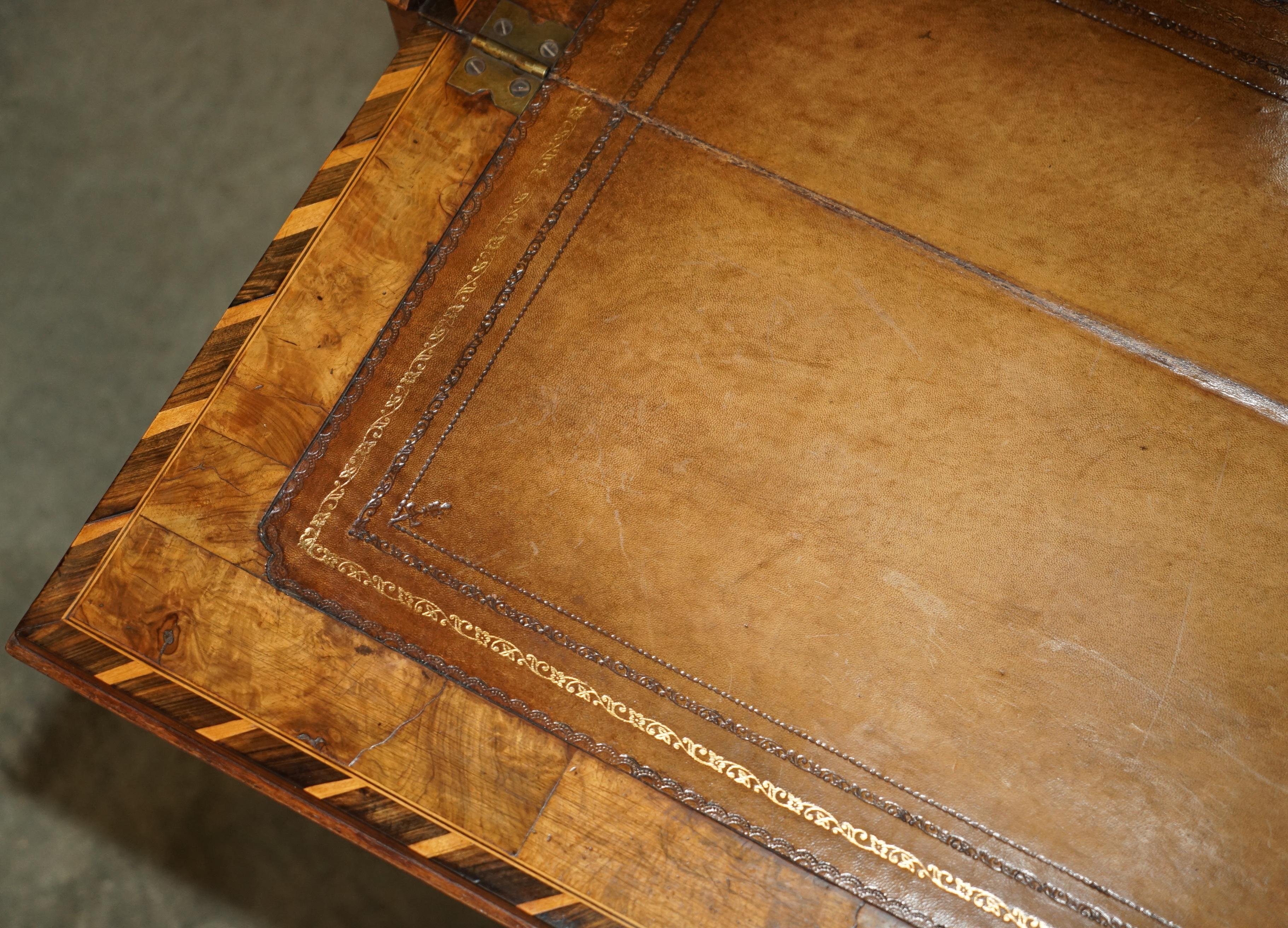 WICHTIGE ANTiQUE GEORGE II 1740 GEFIGURIERTE WALNUSS & HARDWOOD BROWN LEATHER BUREAU im Angebot 6
