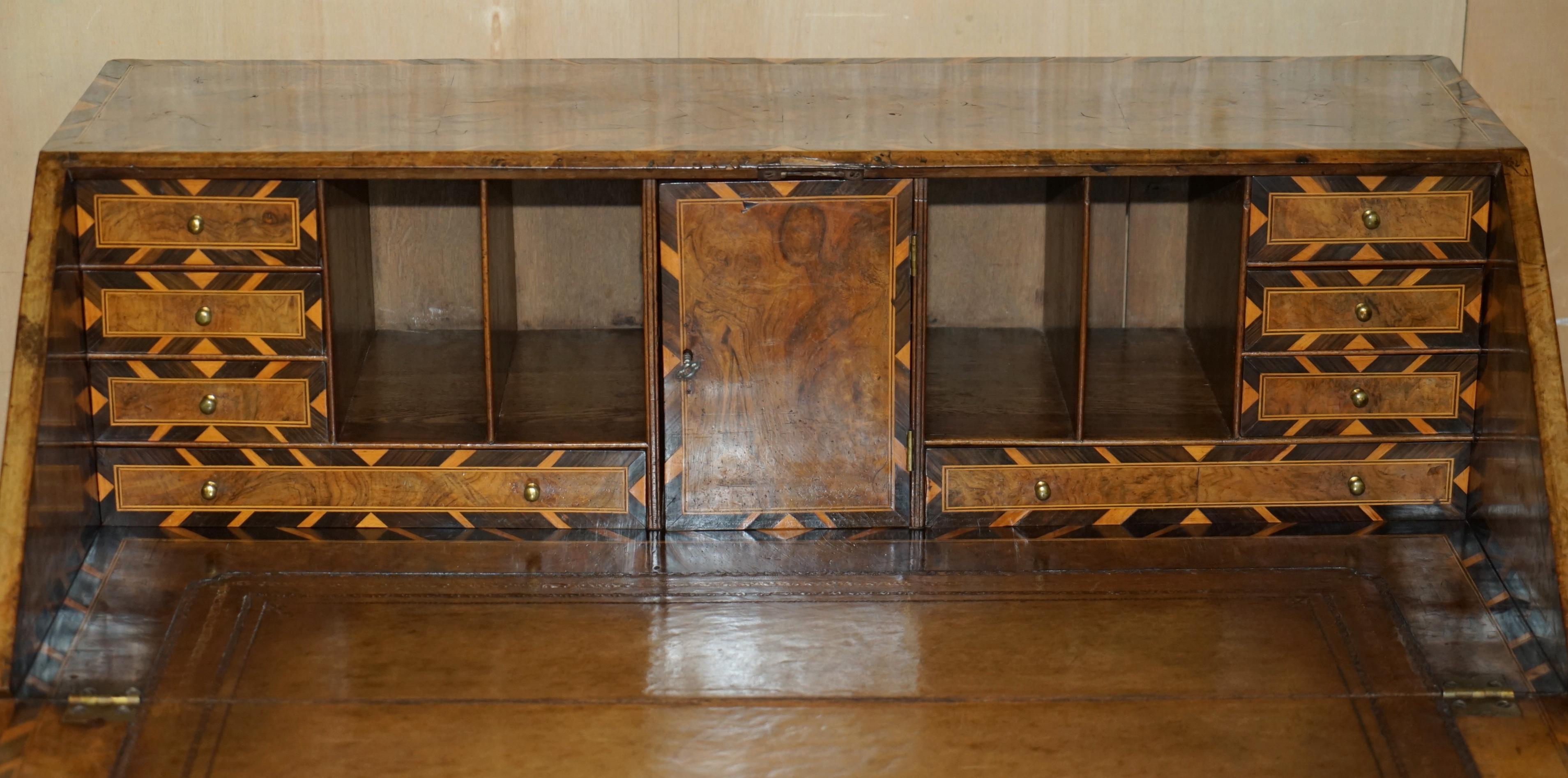 WICHTIGE ANTiQUE GEORGE II 1740 GEFIGURIERTE WALNUSS & HARDWOOD BROWN LEATHER BUREAU im Angebot 7