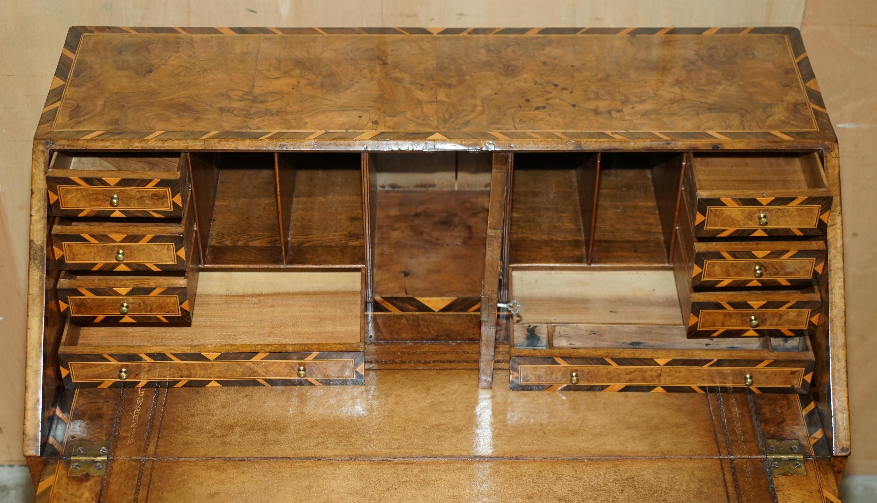 WICHTIGE ANTiQUE GEORGE II 1740 GEFIGURIERTE WALNUSS & HARDWOOD BROWN LEATHER BUREAU im Angebot 9