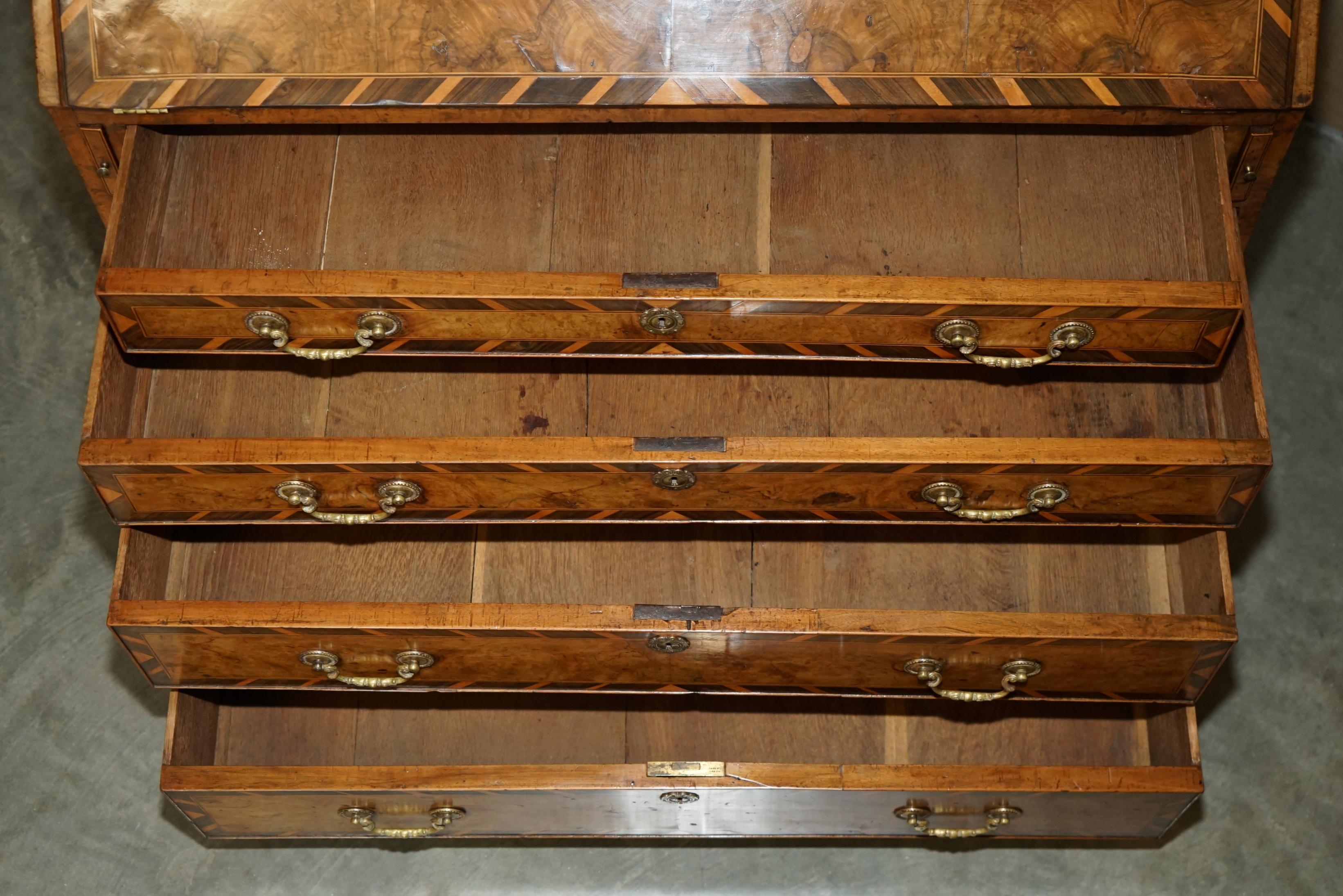 WICHTIGE ANTiQUE GEORGE II 1740 GEFIGURIERTE WALNUSS & HARDWOOD BROWN LEATHER BUREAU im Angebot 11