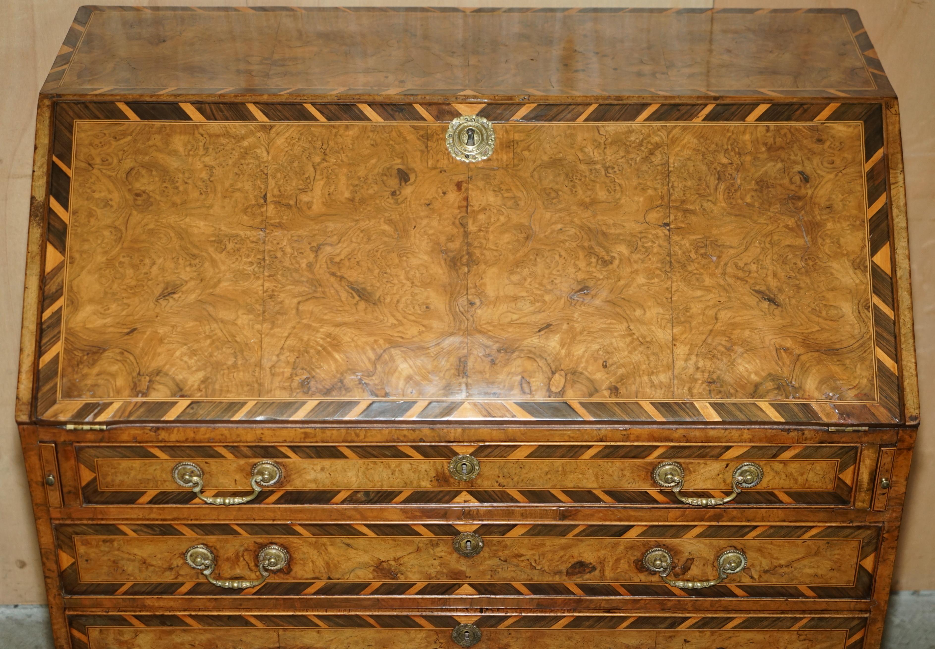WICHTIGE ANTiQUE GEORGE II 1740 GEFIGURIERTE WALNUSS & HARDWOOD BROWN LEATHER BUREAU (George II.) im Angebot