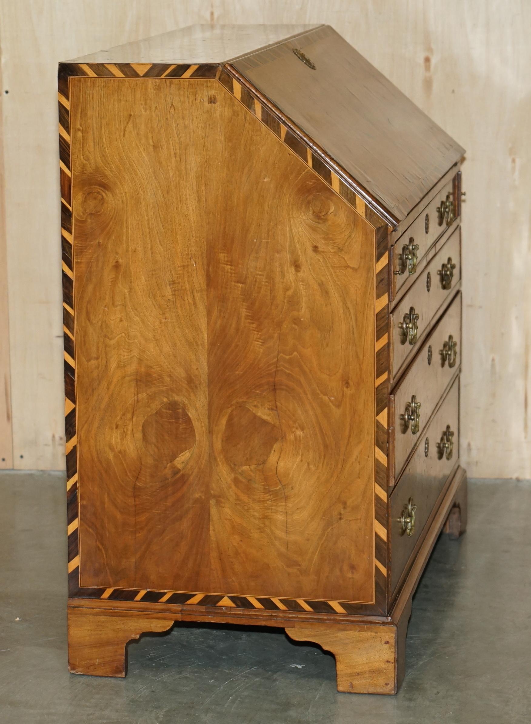 WICHTIGE ANTiQUE GEORGE II 1740 GEFIGURIERTE WALNUSS & HARDWOOD BROWN LEATHER BUREAU im Angebot 1