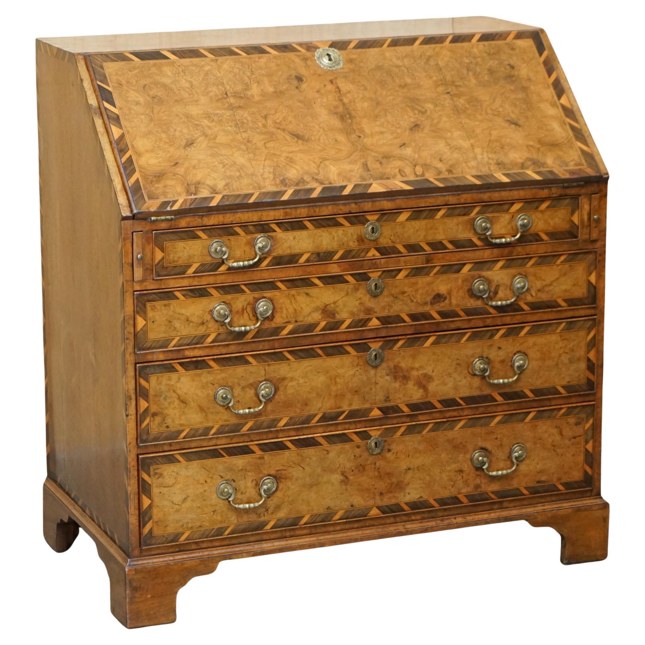 IMPORTANT BUREAU ANTiQUE GEORGE II 1740 EN NOYER FIGURÉ & BOIS DUR EN CUIR BRUN