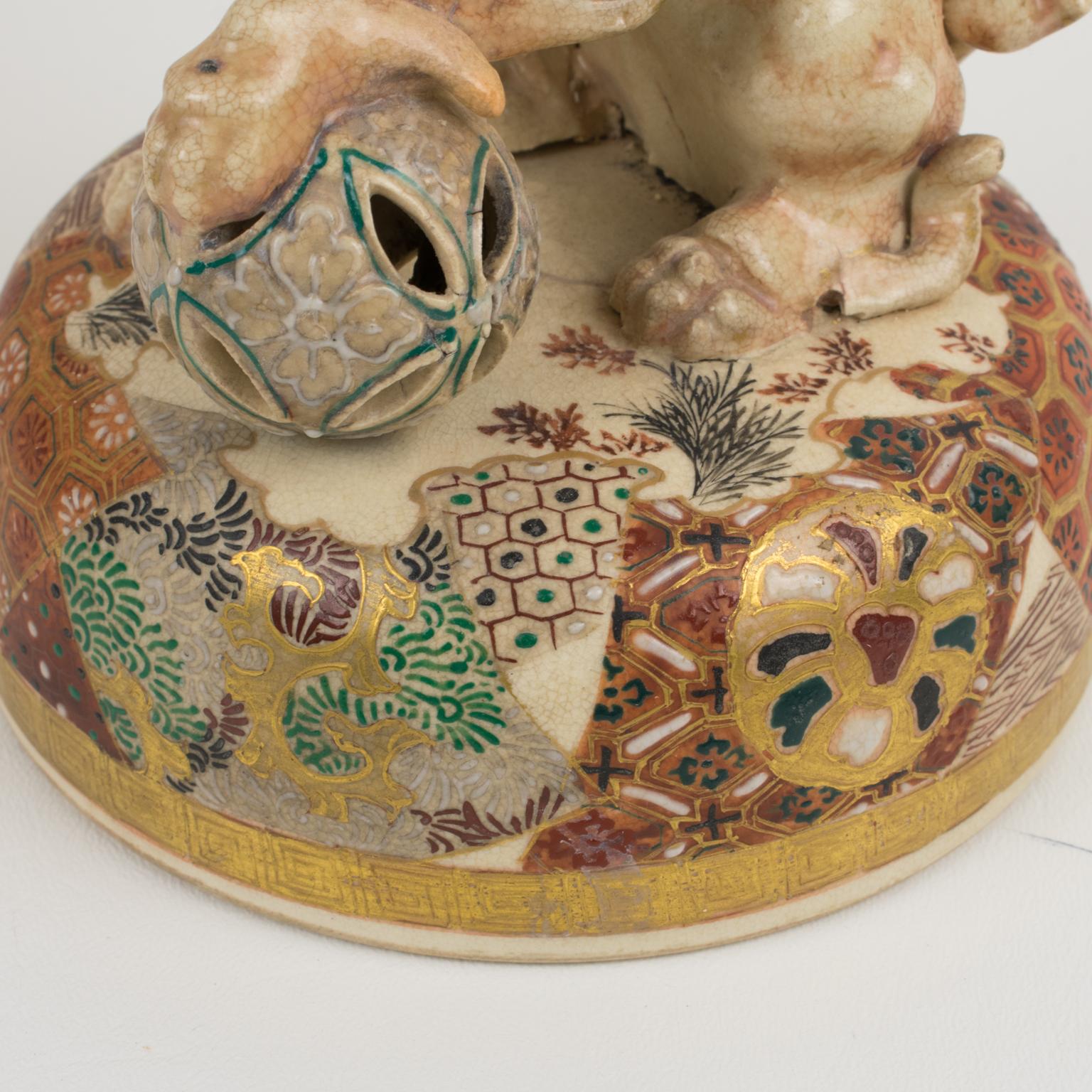 Important vase urne japonais ancien recouvert d'un chiot Foo de Meiji Satsuma en vente 14