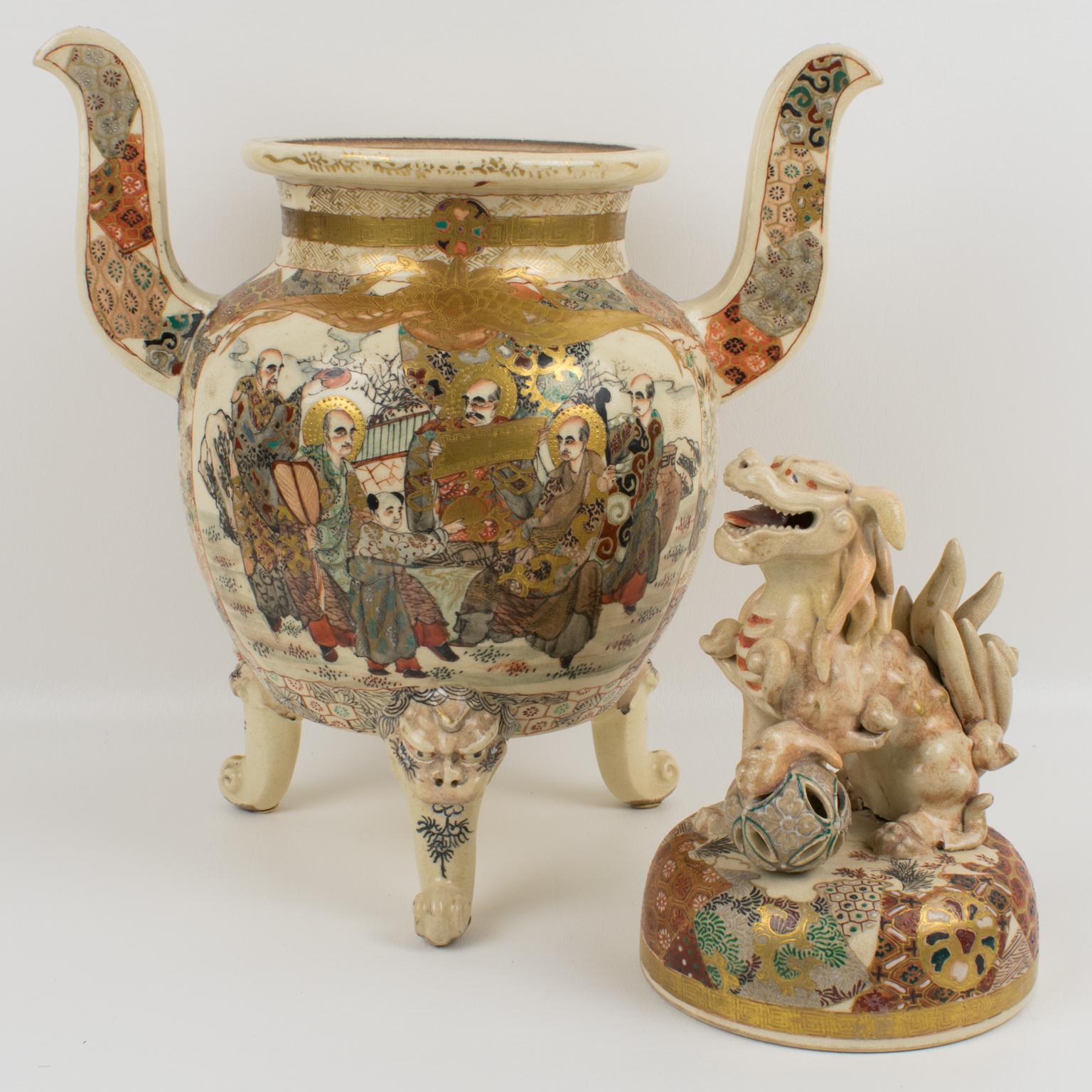 Japonais Important vase urne japonais ancien recouvert d'un chiot Foo de Meiji Satsuma en vente