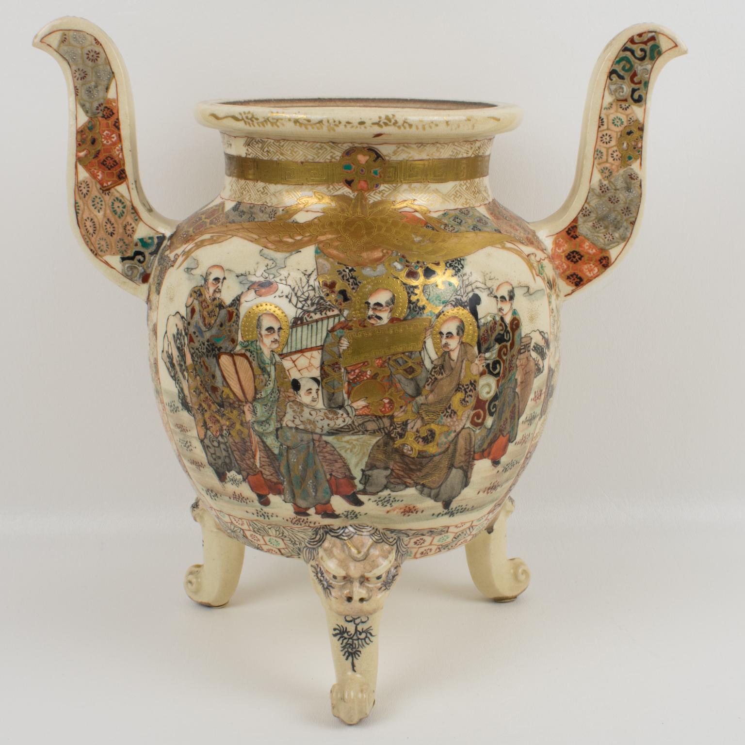 Important vase urne japonais ancien recouvert d'un chiot Foo de Meiji Satsuma Bon état - En vente à Atlanta, GA