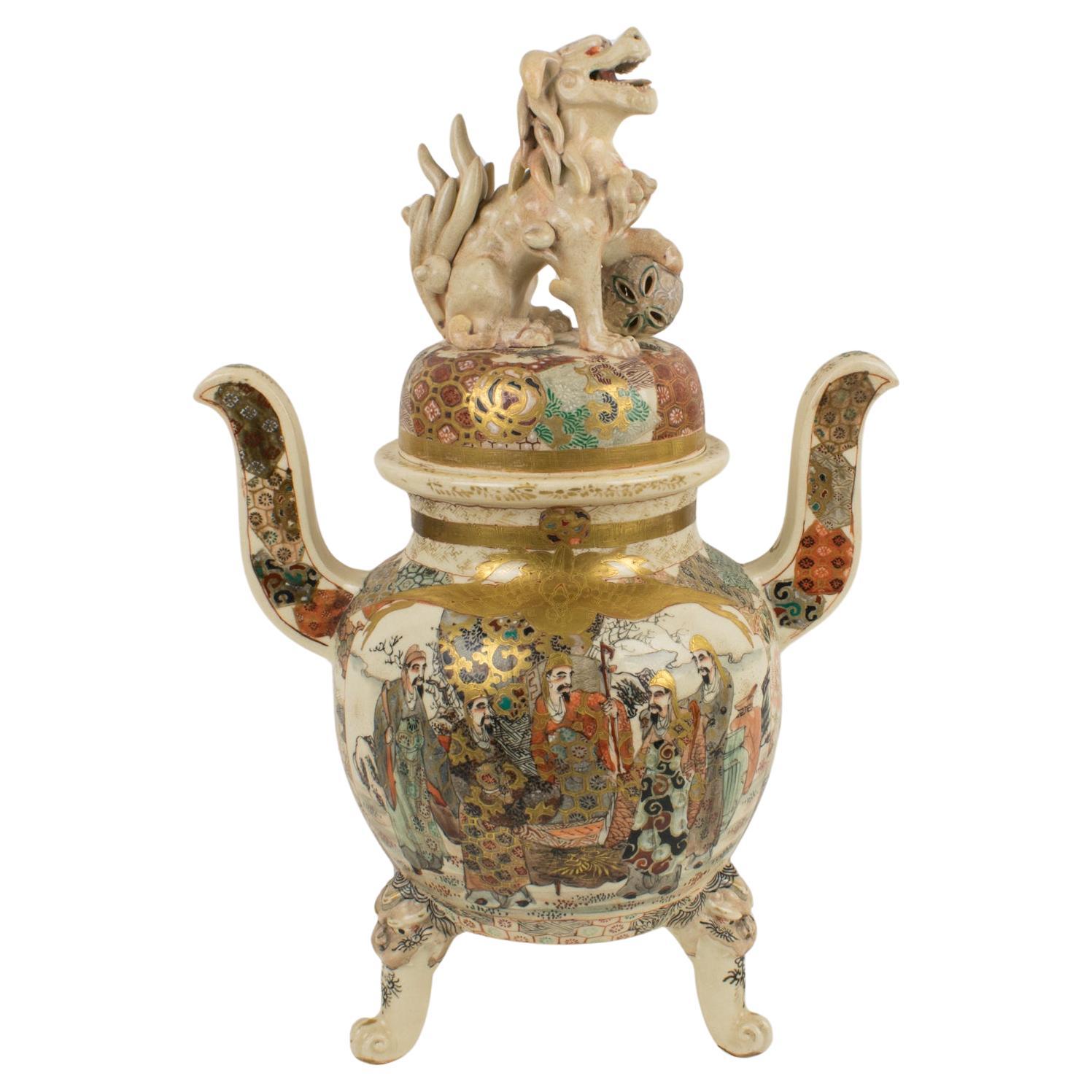 Important vase urne japonais ancien recouvert d'un chiot Foo de Meiji Satsuma