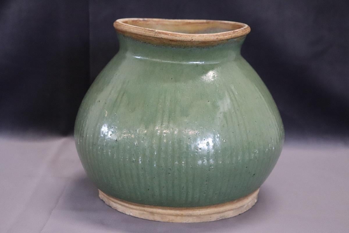 Magnifique vase chinois en grès céladon, probablement Longquan, à décor cannelé, réalisé sous la dynastie Ming, entre le 14e et le 16e siècle. Caractérisé par une forme de balustrade circulaire avec un bord ouvert et évasé et un pied bas. Il était