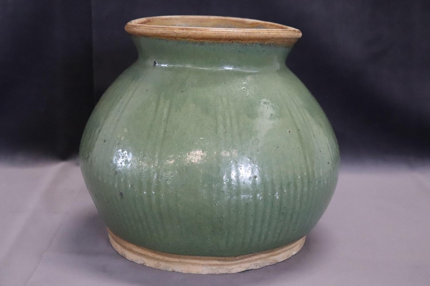 Chinois Importante jarre ancienne en grès de la dynastie Ming chinoise Celadon avec détails cannelés en vente
