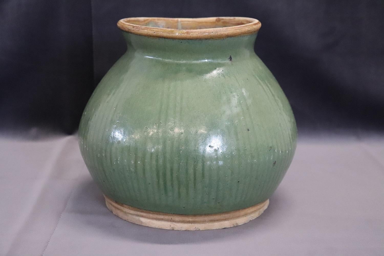 Fait main Importante jarre ancienne en grès de la dynastie Ming chinoise Celadon avec détails cannelés en vente