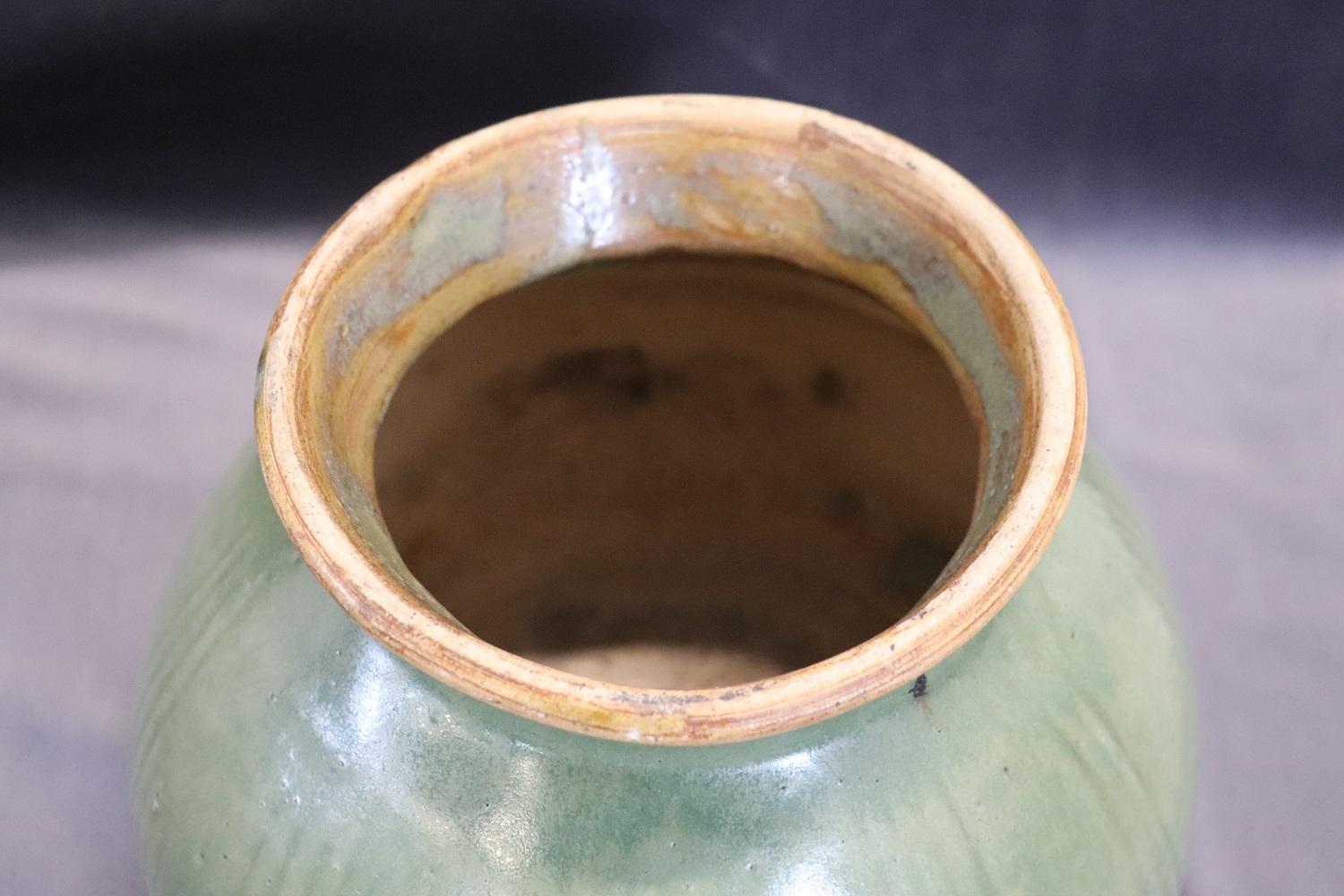 Importante jarre ancienne en grès de la dynastie Ming chinoise Celadon avec détails cannelés Excellent état - En vente à Casale Monferrato, IT