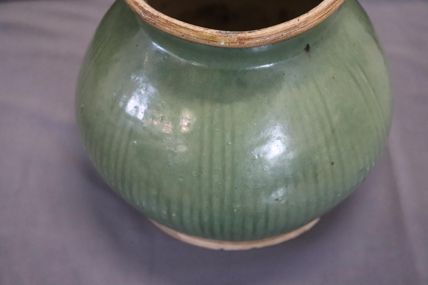 Fino al XVIII secolo Importante vaso antico della dinastia Ming in gres cinese Celadon con dettaglio scanalato in vendita
