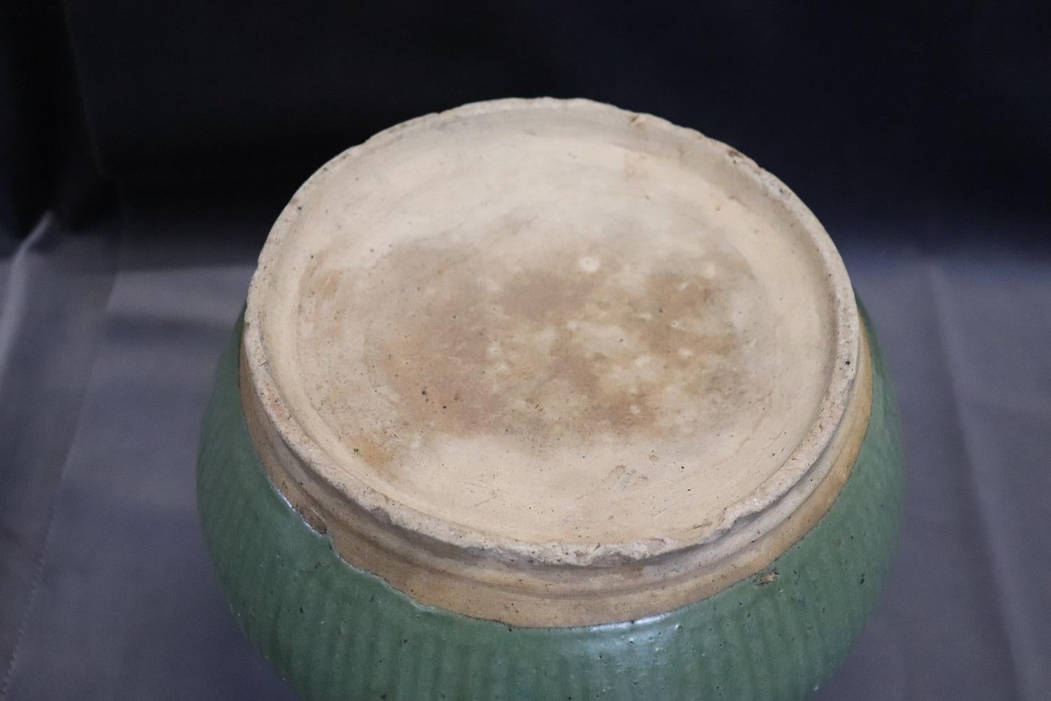 Grès Importante jarre ancienne en grès de la dynastie Ming chinoise Celadon avec détails cannelés en vente