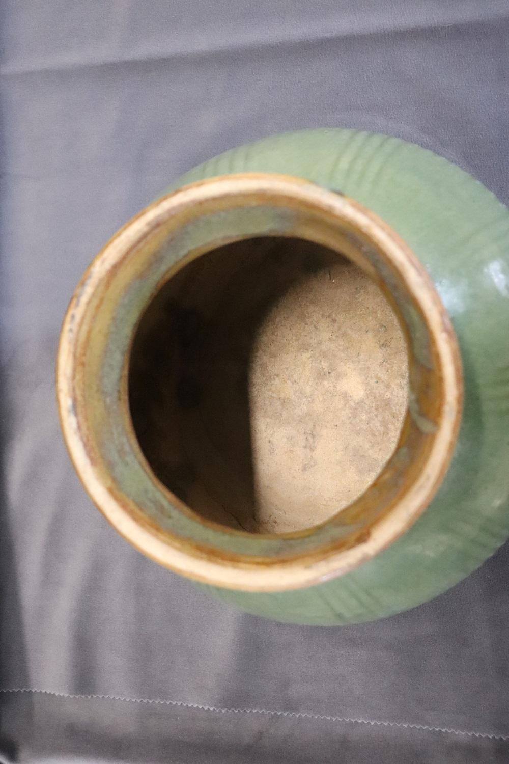 Importante jarre ancienne en grès de la dynastie Ming chinoise Celadon avec détails cannelés en vente 1