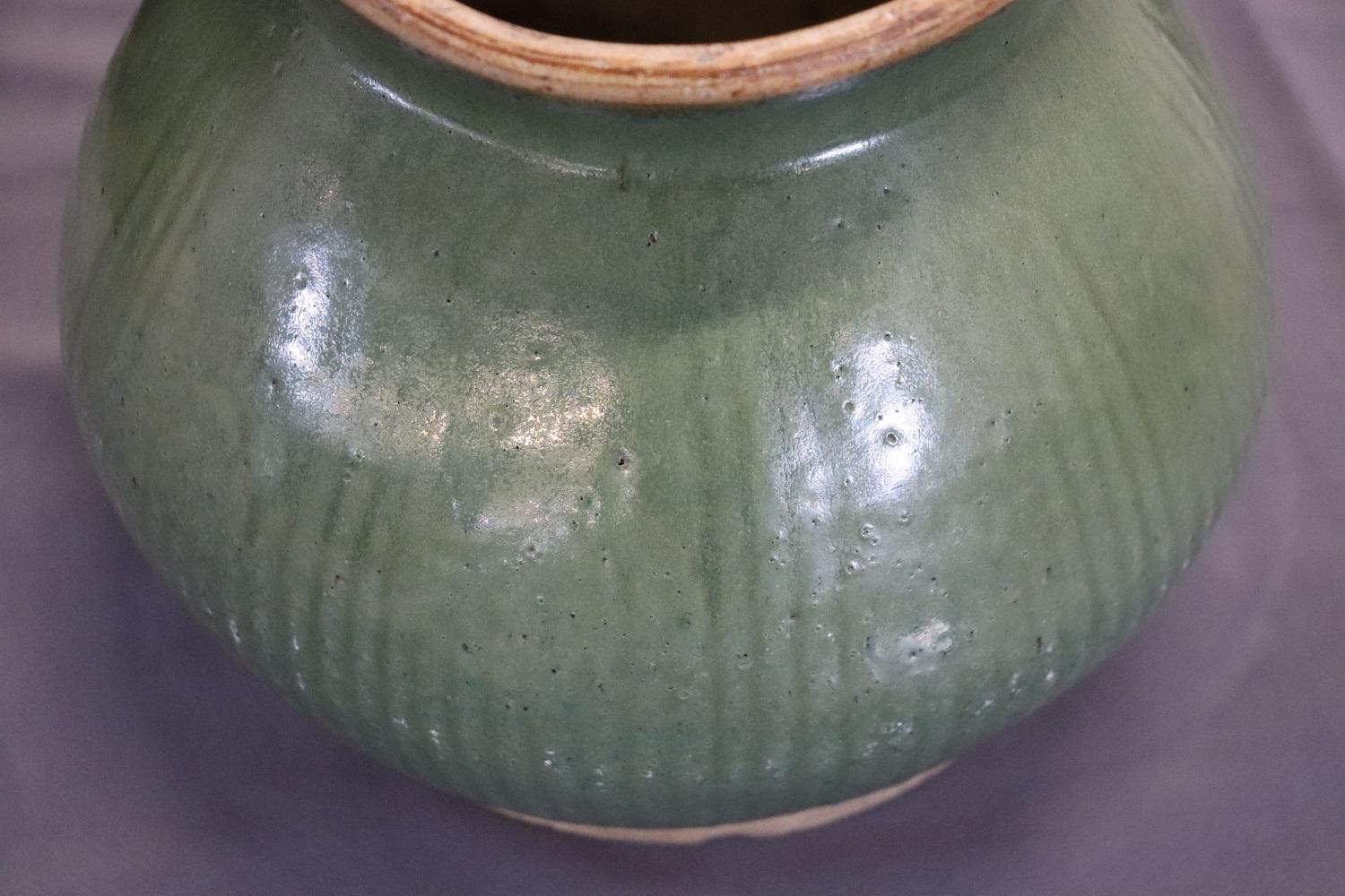 Importante vaso antico della dinastia Ming in gres cinese Celadon con dettaglio scanalato in vendita 2