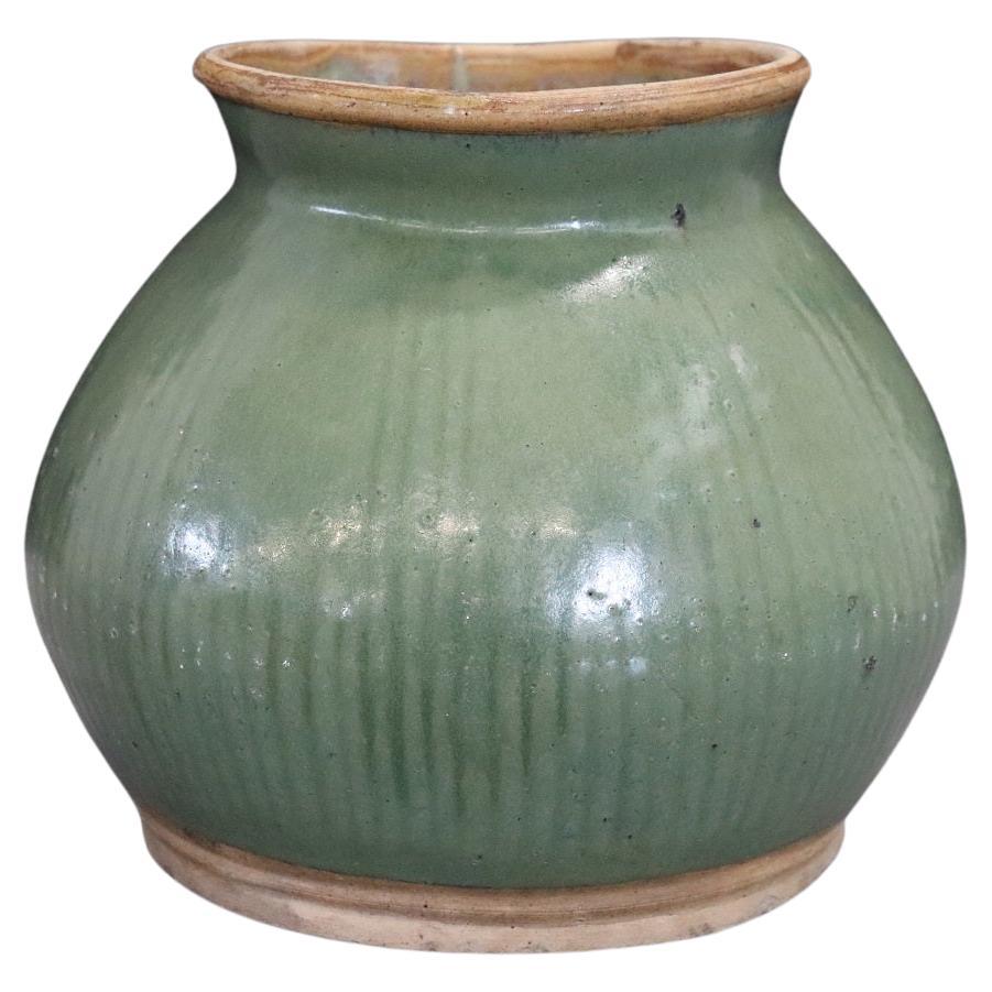 Importante vaso antico della dinastia Ming in gres cinese Celadon con dettaglio scanalato in vendita