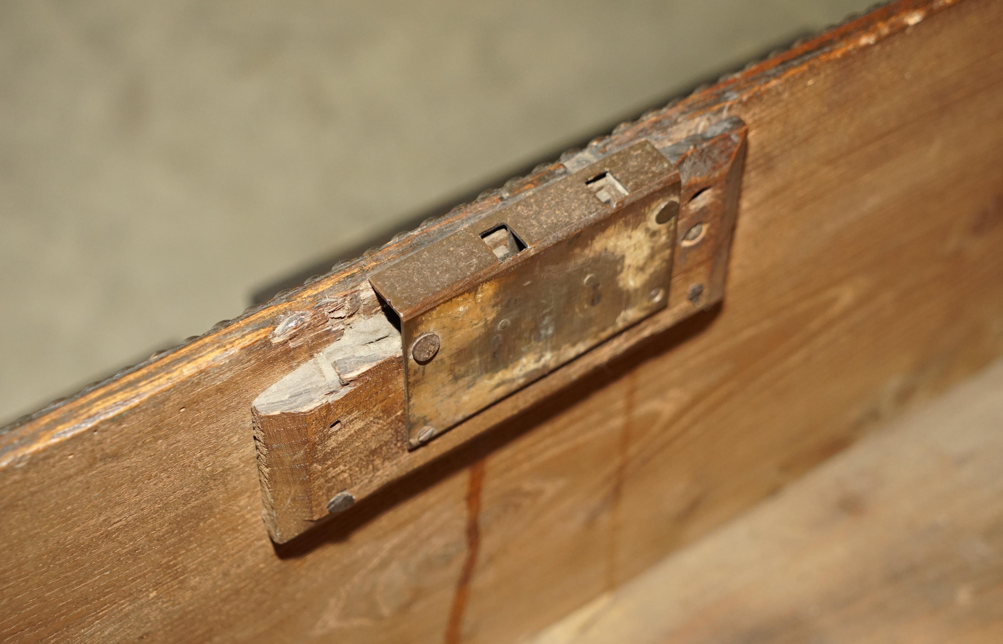 Importante Arcón Antiguo Pintado con Piel Ecuestre de Calidad de Museo sobre Peana en venta 10
