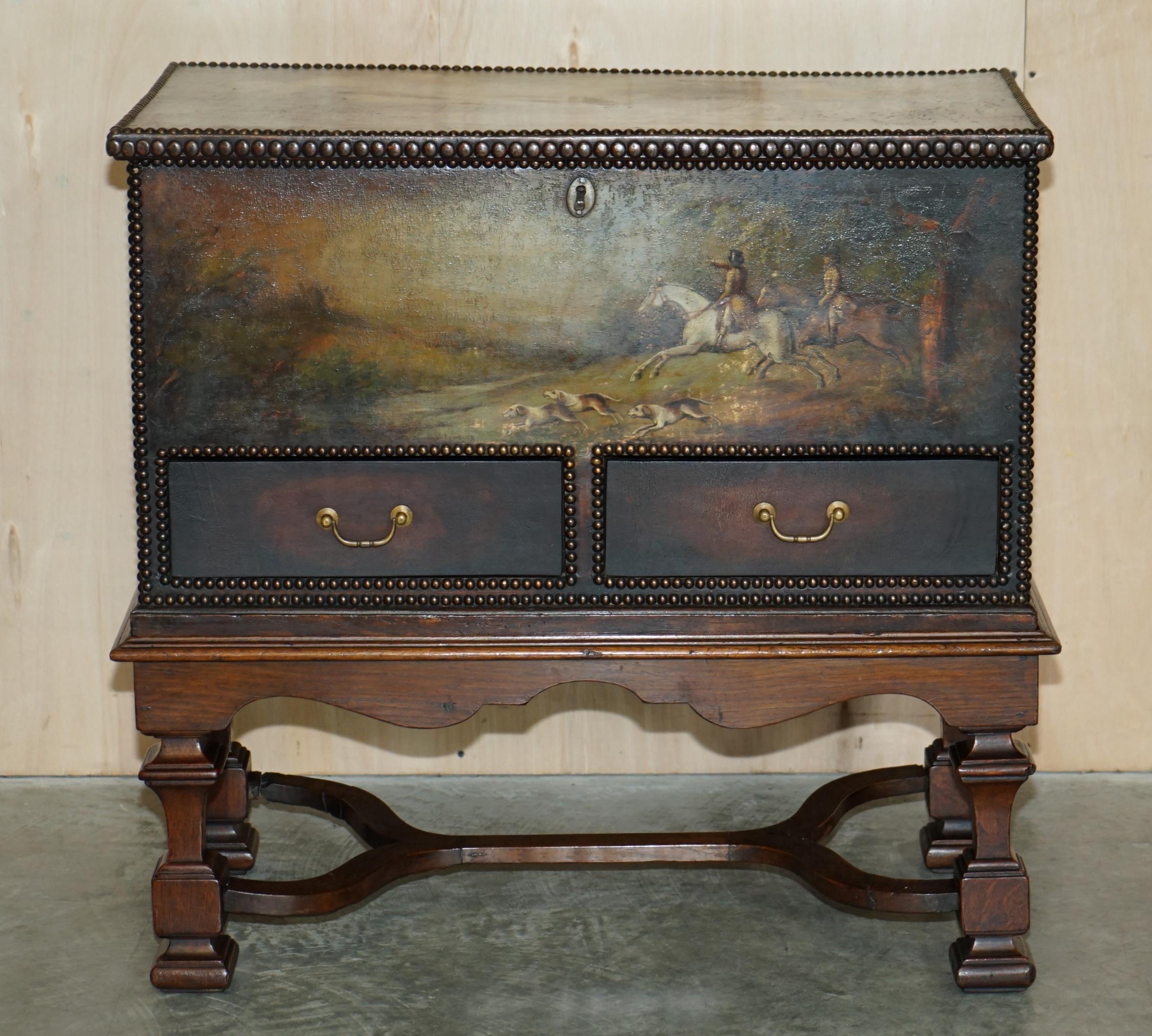 Importante Arcón Antiguo Pintado con Piel Ecuestre de Calidad de Museo sobre Peana Alto victoriano en venta