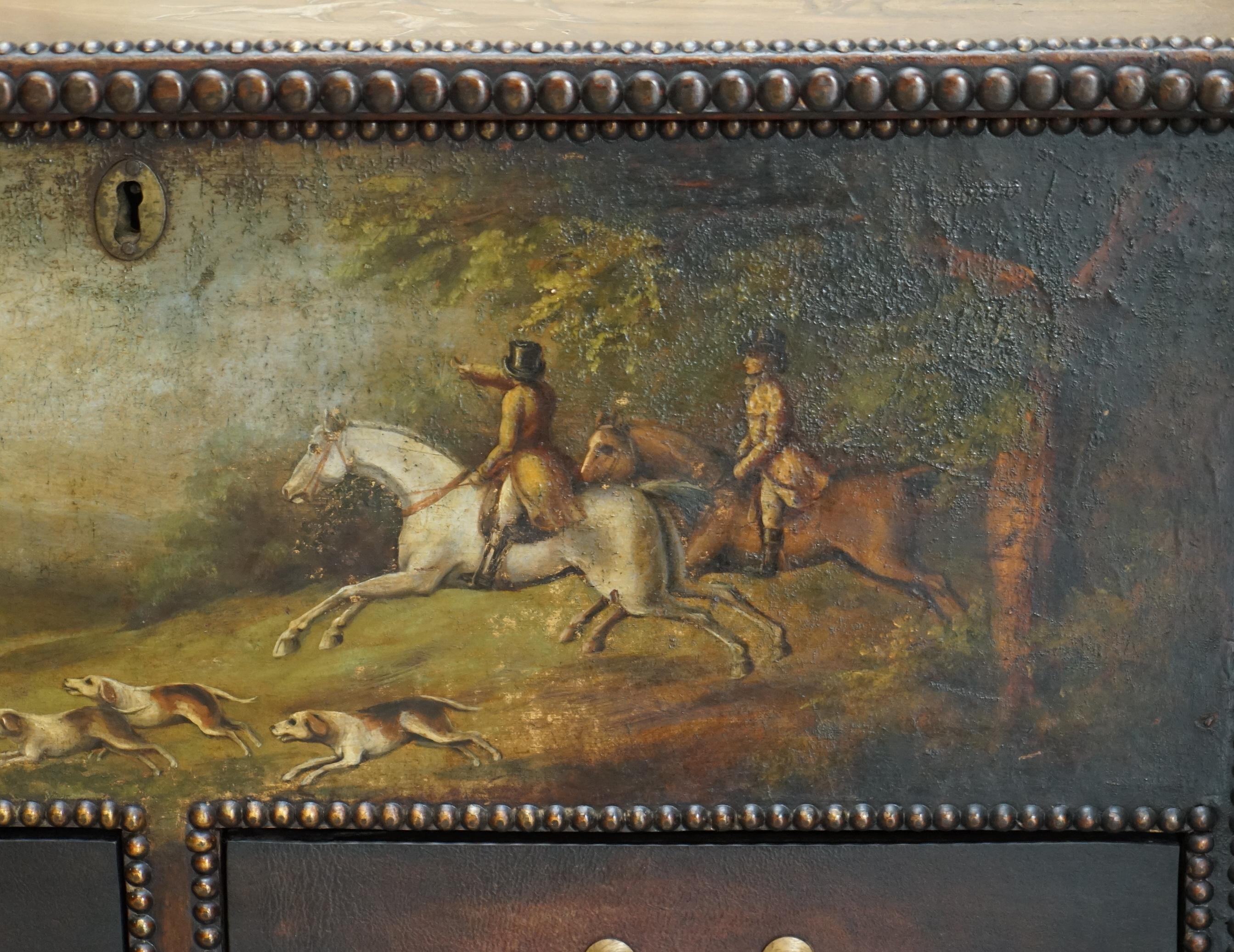 Wichtige antike Museum Qualität Equestrian Leder gekleidet gemalt Truhe auf Stand (Handgefertigt) im Angebot