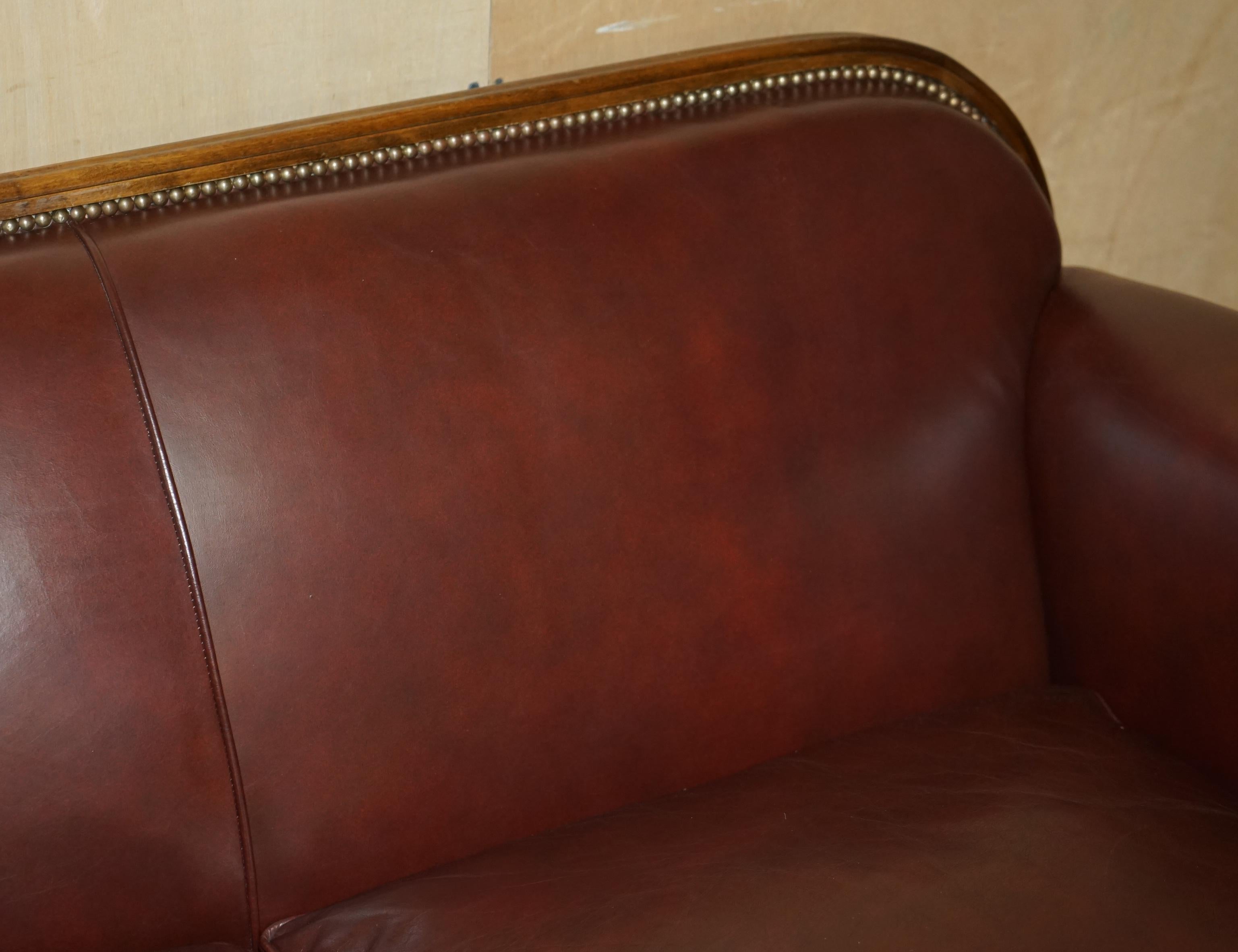 Wichtiges antikes viktorianisches Claw & Ball Feet Brown Leather Walnut Club Sofa im Angebot 6