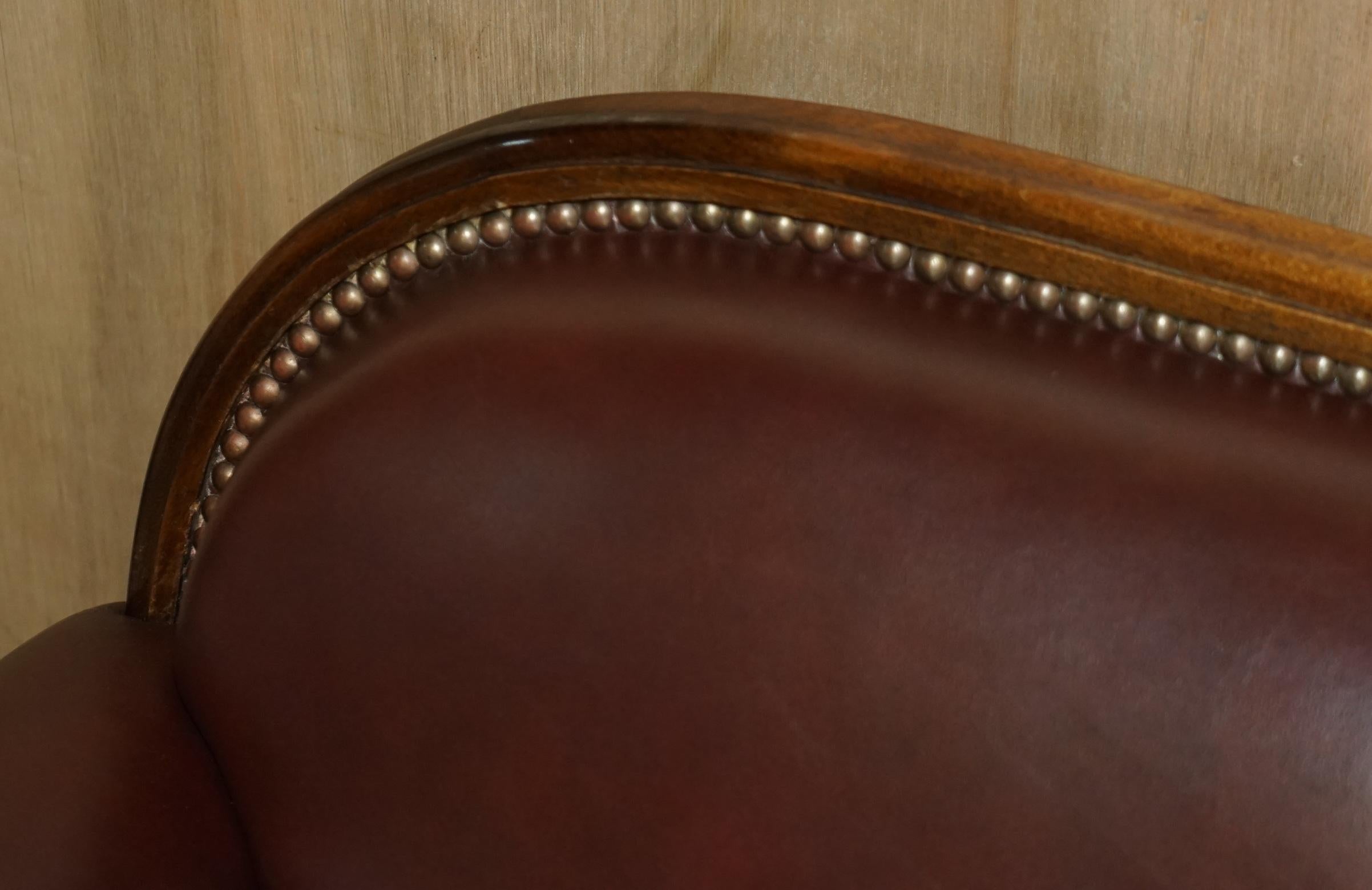 Wichtiges antikes viktorianisches Claw & Ball Feet Brown Leather Walnut Club Sofa im Angebot 8