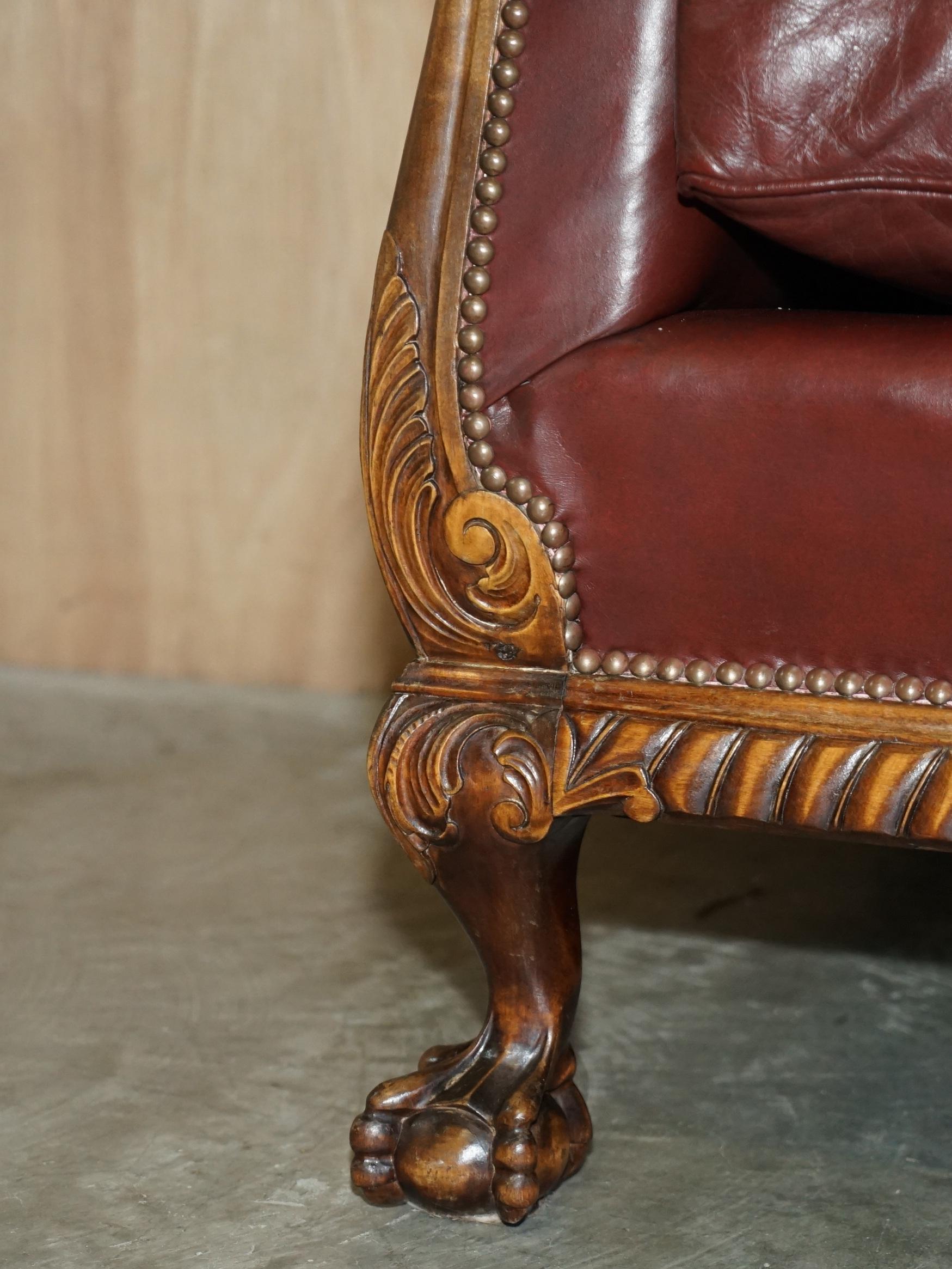 Wichtiges antikes viktorianisches Claw & Ball Feet Brown Leather Walnut Club Sofa (Hochviktorianisch) im Angebot
