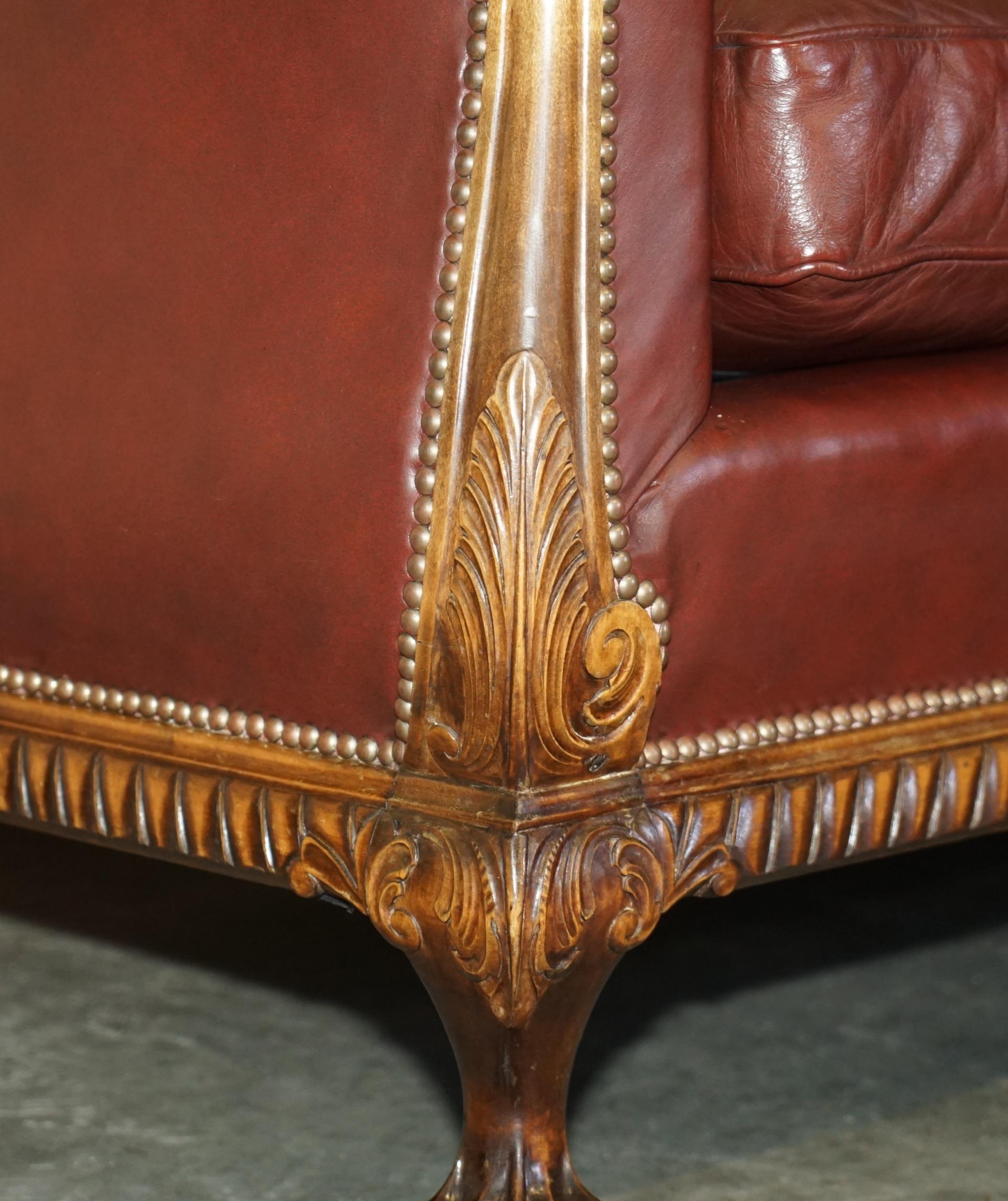 Wichtiges antikes viktorianisches Claw & Ball Feet Brown Leather Walnut Club Sofa (Spätes 19. Jahrhundert) im Angebot